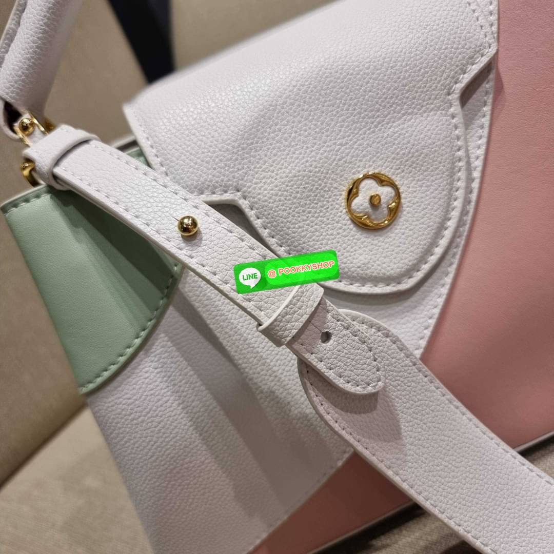 NEW IN!! LV capucines top handle วีไอพีพรีเมี่ยมกิ๊ฟจากเคาน์เตอร์ ที่สุดของความสวยในราคาเบาๆ กระเป๋าถือสุดหรู ดีไซน์ทรงคลาสสิค พร้อมลวดลายหรูหรา มาพร้อมหูจับในตัว ด้วยรูปทรงวินเทจและวัสดุหนังแท้ ขับผิว ทำให้ไอเท็มนี้สะกดทุกสายตาจริงๆ และยังมีลูกเล่นที่ฝาป