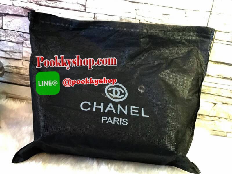 Chanel Bag กระเป๋าทรงหมอน วัสดุหนัง ลาย v สัมผัสนิ่มมือ ทนทาน น้ำหนักเบา เปิด-ปิดด้วยซิปอะไหล่ทอง มีสายยาว ภายในมีช่องใส่ของจุกจิก และซิปใหญ่ อีก1 ช่อง จุของได้เยอะ น้ำหนักเบา ซื้อใช้เองหรือฝากเป็นของขวัญก็สุดคุ้มค่ะ สวยมากงานดีสุดจากเคาท์เตอร์ต่างประเทศ