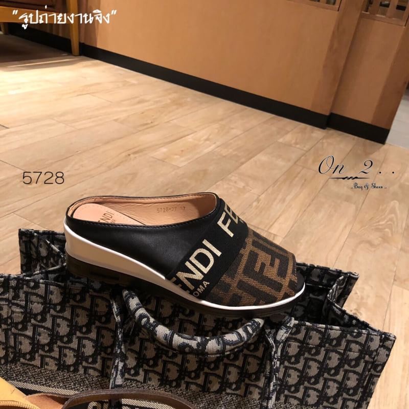 FENDI Shoes แบบใหม่พร้อมส่งคะ ผ้าใบเสริมส้น FENDI เปิดหลัง หน้าเปิด ทรงสวยใส่สบาย น้ำหนักเบา แบบขายดี งานปั้มแบรนด์กล่องแบรนสีเหลืองตามรูป ด้านในมีถุงผ้ากันฝุ่นให้ เสริมส้น2” งานจริงสวยเบอร์แรง ห้ามพลาดนะคะ