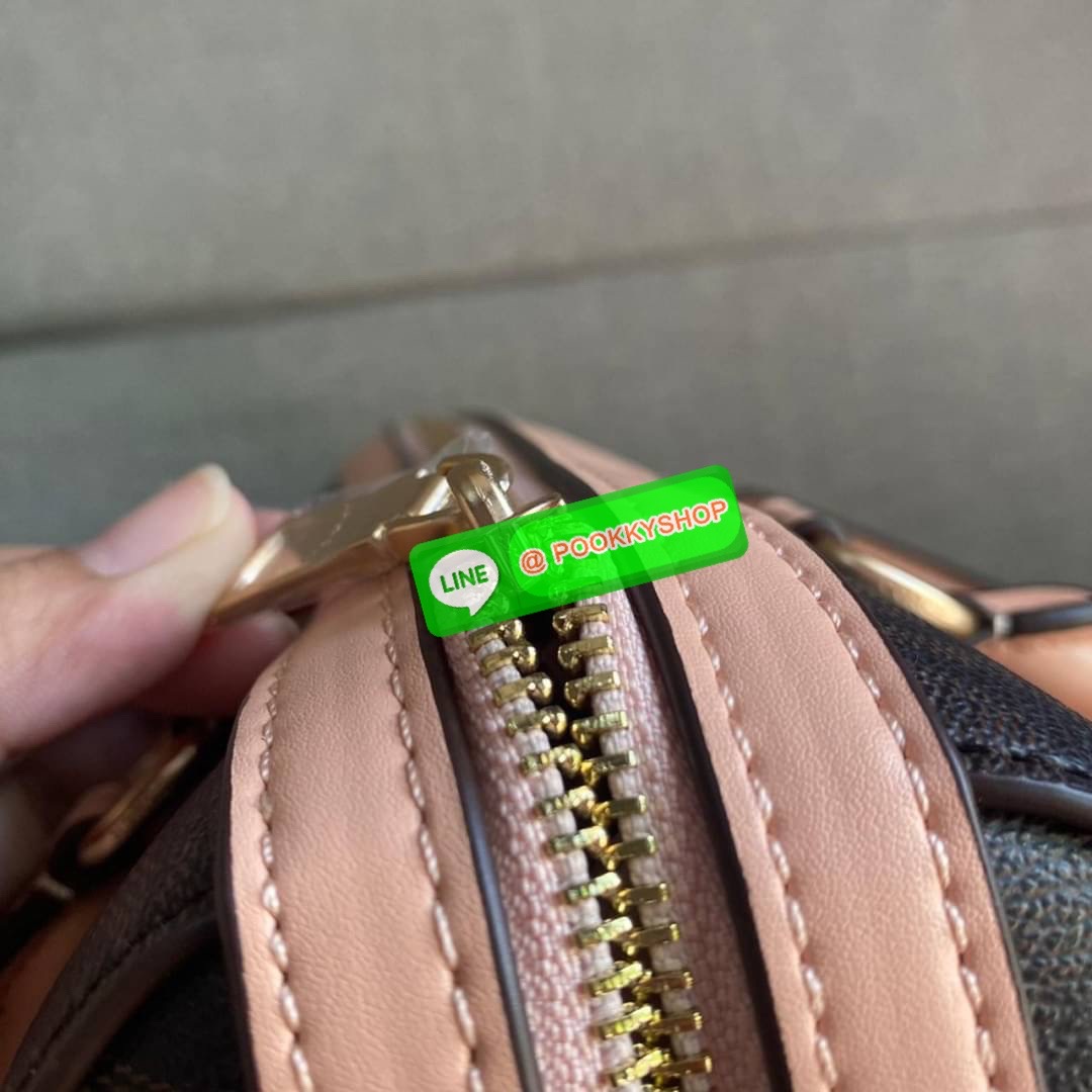 COACH ROWAN SATCHEL IN SIGNATURE CANVAS (COACH F83607) เป็นอีกรุ่นมาแรงสุดๆ ร้อนแรงไม่เบา โดดเด่นอย่างลงตัวกับรุ่นนี้ หมอน 10" รุ่นมีช่องซิปด้านหน้า สามารถแยกเก็บของสำคัญๆได้อย่างเป็นสัดส่วน สำหรับใครที่ชอบกระเป๋าที่จุของได้เยอะๆ รุ่นนี้ตอบโจทย์ได้เล