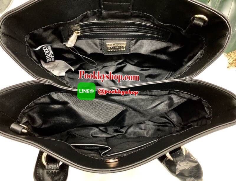 New arrival !! VERSACE JEANS COUTURE HAND BAG 2019 กระเป๋าถือ//สะพายข้างได้ วัสดุหนังเรียบ ผิวลื่น น้ำหนักเบา ด้านหน้ามีโลโก้แบรนด์หรู เปิดปิดปากกระเป๋าแบบกระดุมแม่เหล็ก แบ่งเป็น2ช่องใหญ่ใส่ของนะค่ะ แต่ละช่องกว้างมากทีเดียว มีช่องซิปและช่องเล็กใส่จองจุกจิ