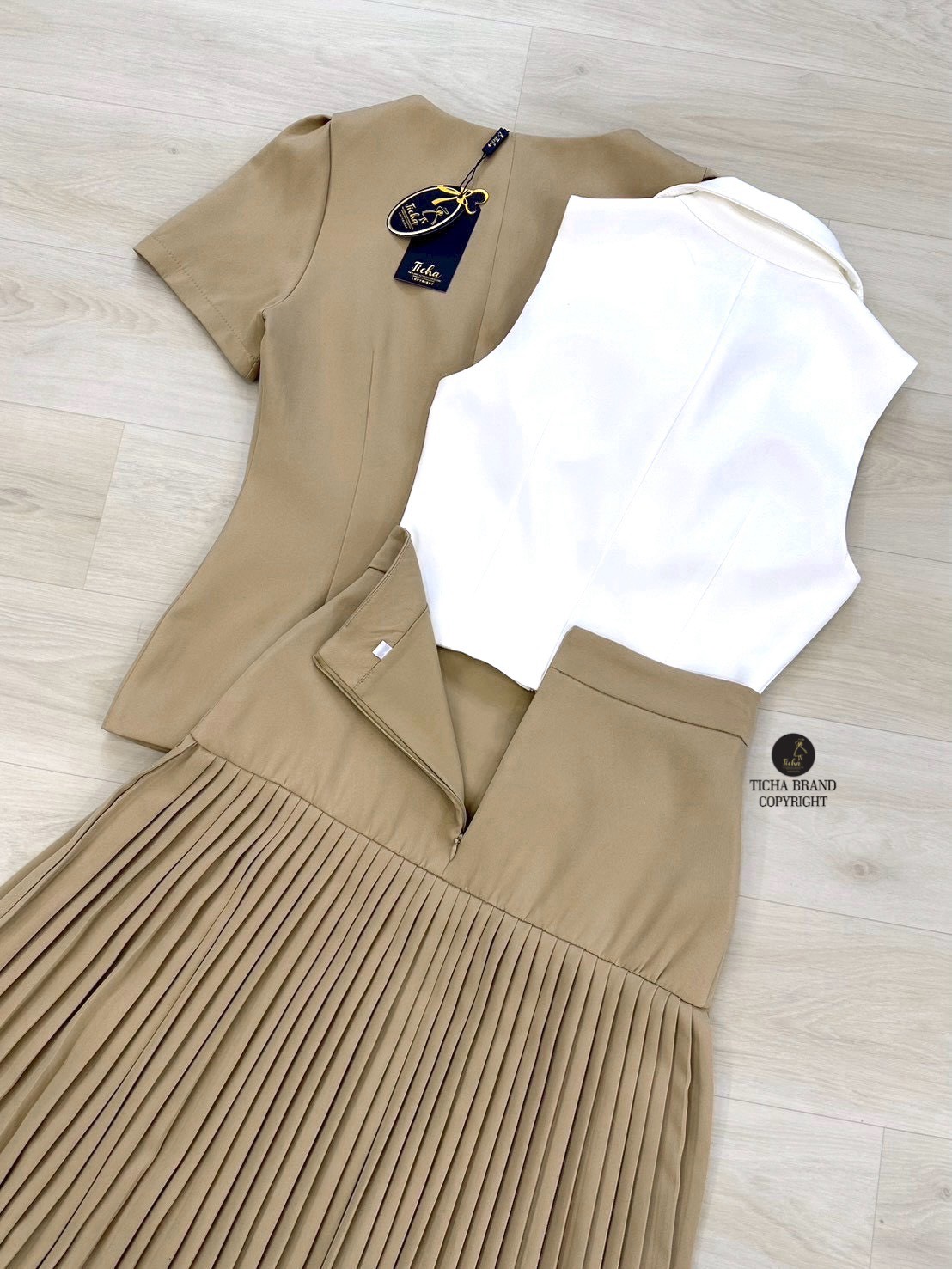 ชุดเซทแฟชั่น Set 3 สุดคุ้ม เสื้อเบเซอร์แขนสั้นสีครีม ดีไซน์แต่งเว้าหน้า