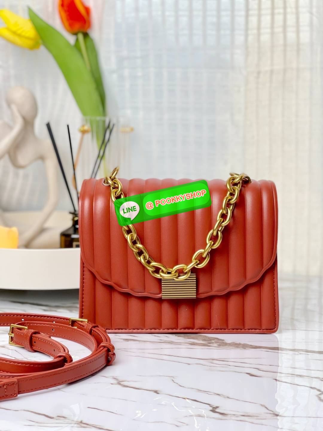 Charles & Keith Panelled Chain Handle Bag กระเป๋าสะพายรุ่นใหม่ชนช็อป รุ่นนี้จะถือคล้องแขน/สะพายแบบสายยาวได้หลายแบบ มีหูโซ่สีทองสวยหรู เปิดปิดแบบตัวเปิดล็อก ภายในแบ่งเป็น 3 ช่อง เป็นช่องซิปตรงกลาง ใส่ IPhone pro max และกระเป๋าเงินใบสั้นได้ค่ะ สายสะพายยาวถอ