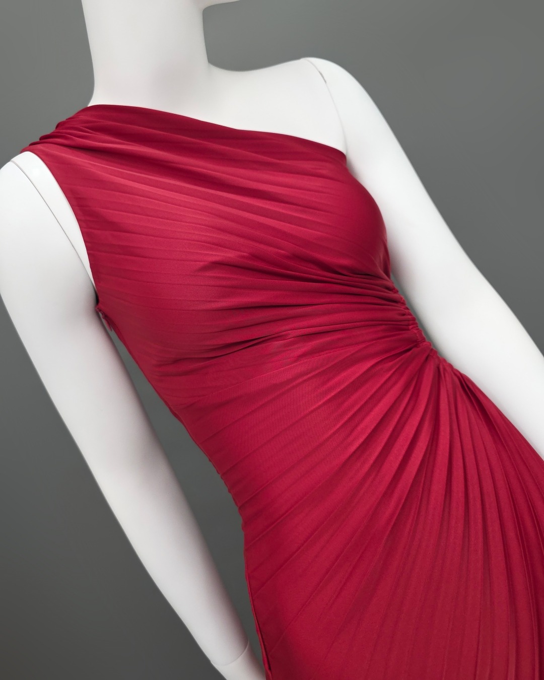 เดรสแฟชั่น เดรสเสื้อไหล่เดียว กระโปรงยาวชายเฉลียง อัดพลีททั้งตัว