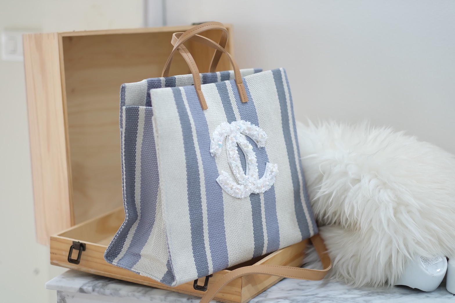 Chanel Canvas Tote bag .. กระเป๋างานผ้าCanvas ปัก Chanel สายหนัง งานสวย ทนทานใช้งาน ดูมีสไตส์มากๆคะ มีสายยาวสะพายข้างได้ หรือ จะทำเป็น Shopping Bag ก็สวยคะ