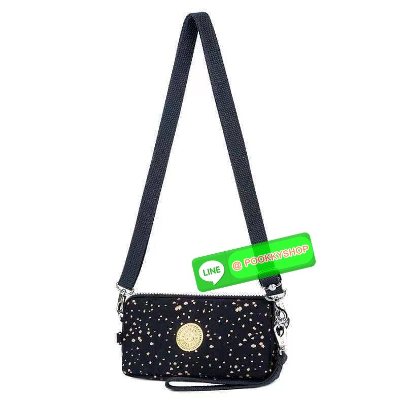 KIPLING 3 Monkey program Seoul up clutch & sling bag กระเป๋าคล้องมือ หรือ สะพายข้าง ขนาดเล็ก วัสดุ Nylon & Polyester 100% ใช้งานได้ 2 รูปแบบ มีสายสลับเปลี่ยนได้ทั้งแบบคล้องมือหรือสะพายข้าง เปิด-ปิดด้วยซิป ช่องหลักโล่ง มีช่องใส่บัตรด้านข้าง 6 ช่อง และช่องด