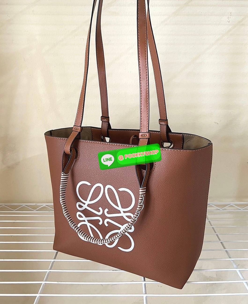 ✴️พร้อมส่งสีใหม่!✴️LOEWE HANDLE & SHOULDER BAG VIP GIFT WITH PURCHASE (GWP) กระเป๋าหนังแท้พรีเมี่ยมกิ๊ฟ Limited จาก LOEWE PERFUME DUTYFREE รุ่น Rare items สุดๆวัสดุหนังแท้ Lambskin แบบนิ่มเทคเจอร์สวยดีไซน์สุดหรูคงเอกลักษณ์แบรนด์ ภายในโล่งกว้