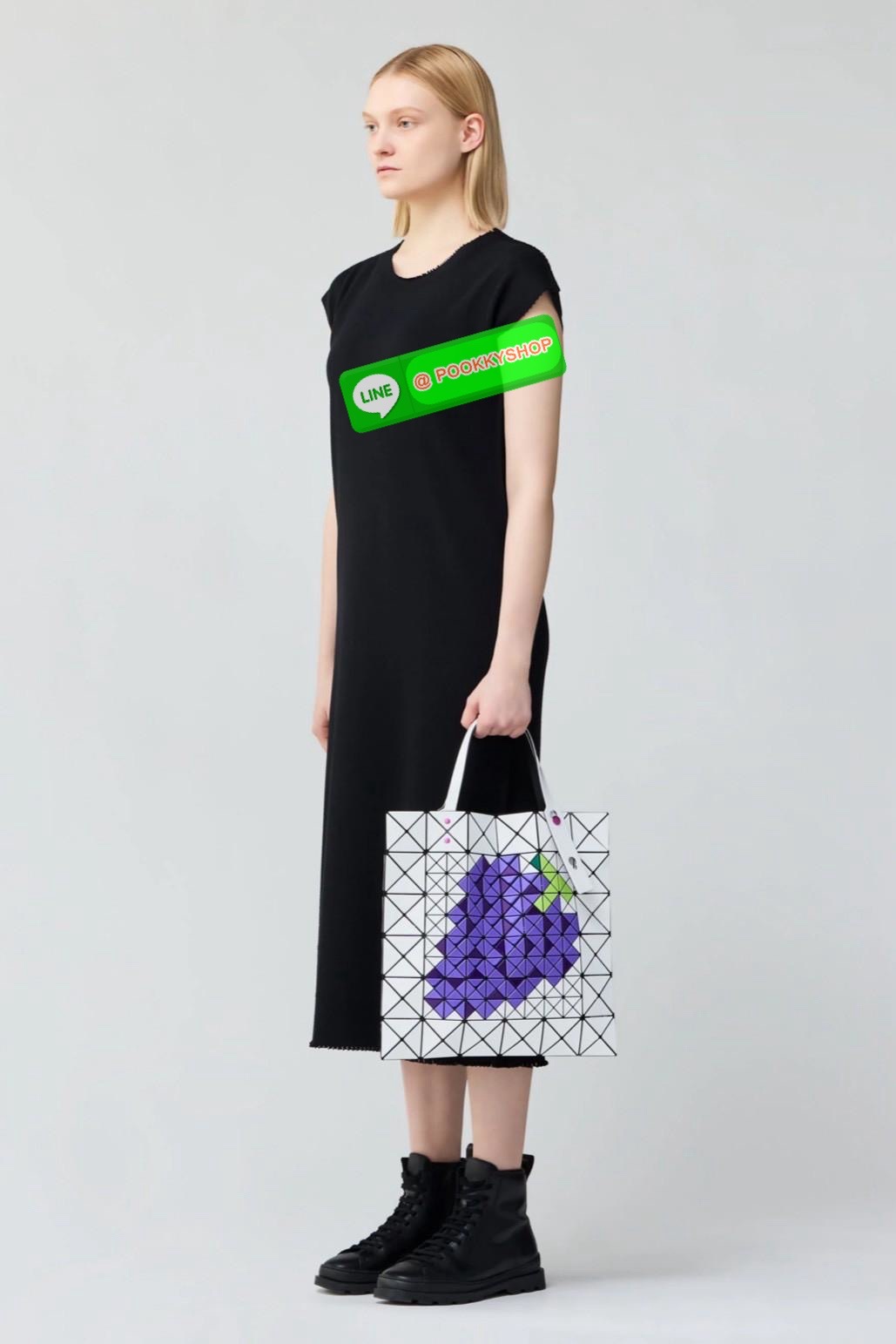 Baobao issey miyake Fruit กระเป๋าโท้ทซีรีย์รุ่นนี้มีลวดลายผลไม้น่ารัก ชิ้นส่วนตรงกลางถูกแทนที่ด้วยชิ้นส่วนต่างๆ ทําให้เกิดลวดลายดูมีมิติ เป็นขนาดที่เหมาะกับเอกสาร A4 และแล็ปท็อปขนาด 13 นิ้ว นอกจากนี้ยังมีกระเป๋าซิปด้านในที่สะดวกสําหรับจัดเก็บสิ่งของมีค่า