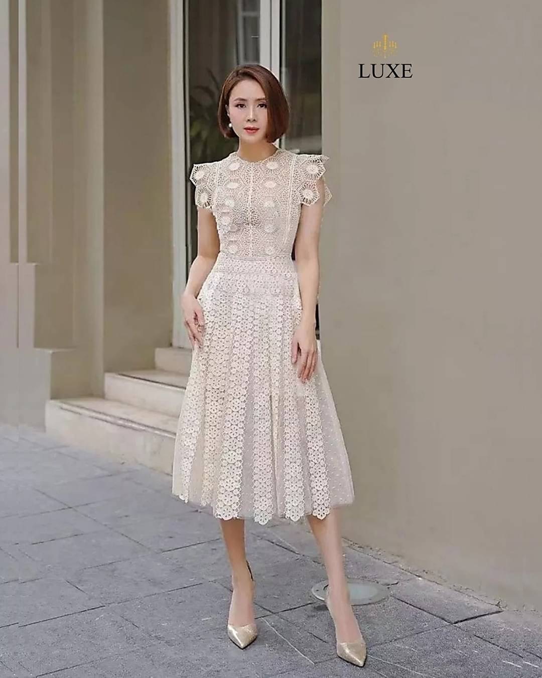 Guipure Lace Dress Label : LEA เดรสเสื้อคอกลมแขนกุด กระโปรงบานทรงเอยาวคลุมเข่า ทำจากลูกไม้โครเชต์เนื้อนุ่ม ทอลายสวยคมชัด แต่งสลับผ้าเน็ตซีทรู มีซิปซ่อนและซับในอย่างดี คัตติ้งเนี้ยบ เรียบหรูดูดีค่ะ