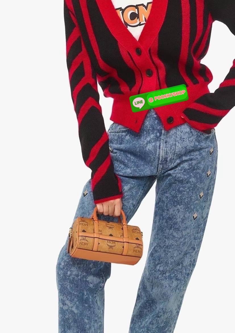 👜 MCM Aren Boston Bag in Visetos 👜 Aren Boston Bag 🧡 กระเป๋าทรงหมอนสุดคลาสสิกที่กลับมาแรงอีกครั้ง 🌿 เล็กพอดีมือ สะพายแล้วดูแพงแบบ Effortless ✨