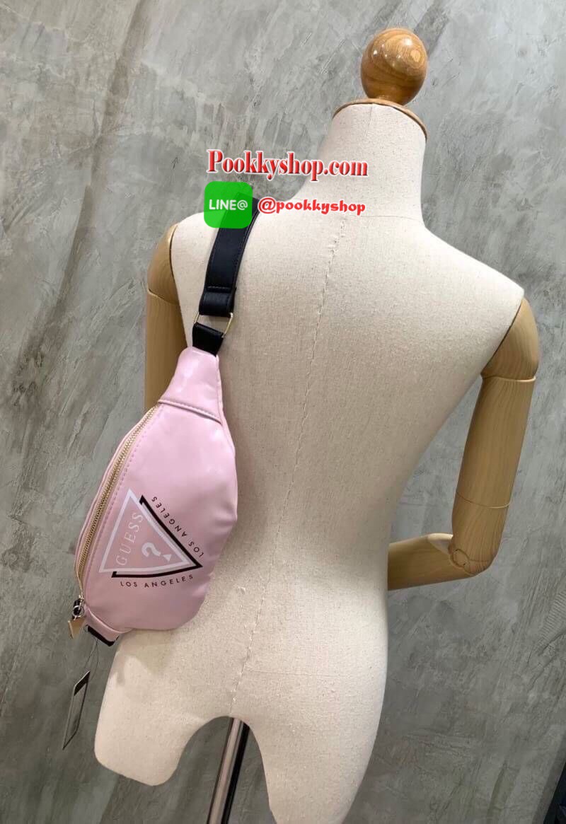 Guess Adjustable belt strap waist bag กระเป๋าทรงคาดอกคาดเอวทรงยอดฮิตแห่งปี ออกมาให้ยลโฉมอีกรุ่นด้วยการใช้งานที่ง่ายและคล่องตัว มีหัวซิปสามเหลี่ยมโลโก้แบรนด์เป็นสัญลักษณ์ ใส่โทรศัพท์มือถือได้ทุกรุ่น สายสะพายปรับได้ฟรีไซส์ สวยดูโฉบเฉี่ยวเอาใจวัยรุ่นเลยคร้า!