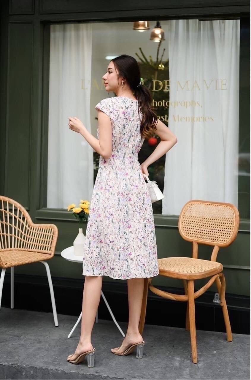 Dress ผ้าลายคอเหลี่ยมแขนยกไหล่นิดหน่อย ทรงเข้ารูปต่อเอวใส่ออกมาคือพอดีตัว ผ้าสวยเนื้อนิ่มลื่น ใส่สบาย งานซับในเย็บเก็บชาย ซิปหลังซ่อน