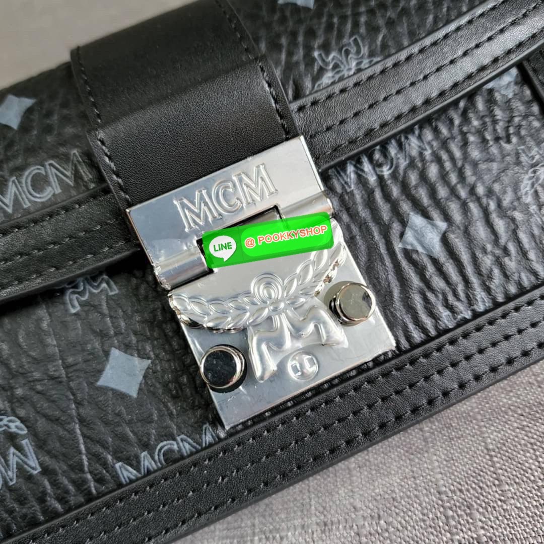 MCM Gretl Cossbody in visetos กระเป๋า Gretl กระทัดรัด ไอเทมใหม่ สุดฮิต ที่สาวๆต้องมีคะ วัสดุหนังแคนวาส ตัดหนังแท้ มาพร้อมสายสะพายโซ่อะไหล่สลับหนัง ข้างช่องโล่งสามารถใส่มือถือ iPhone Pro max ได้เหมาะสำหรับสะพายเที่ยวชิวๆในวันหยุดพักสบายๆ สีน้ำตาลคอนยัคทีแม