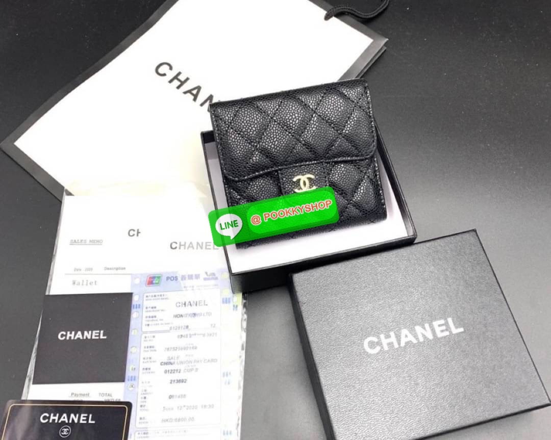 กระเป๋าสตางค์ Chanel หนังแกะเรียบ & คาเวียร์ สวยอยู่ทรง ด้านหน้าประดับโลโก้แบรนด์สวยน่าใช้ เป็นกระเป๋าขนาดกลางสามพับ ดูดีมีระดับใช้ได้ทุกโอกาส มีช่องใส่เยอะธนบัตร ช่องใส่บัตรมากกว่า 9 ช่อง และในอีก 1 ช่อง เปิด-ปิดด้วยกระดุม