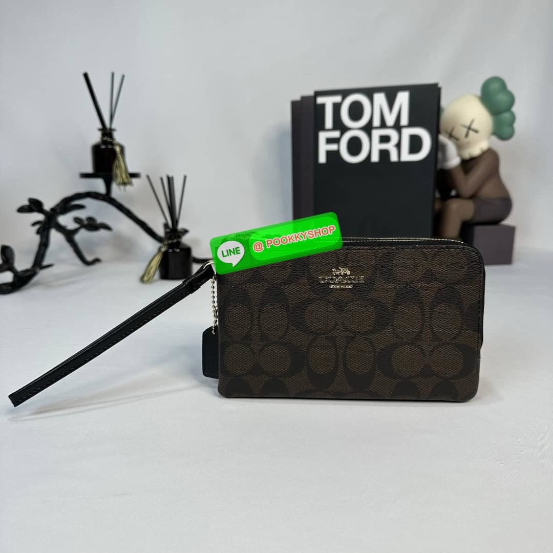 กระเป๋าคล้องมือ COACH 87591 DOUBLE CORNER ZIP WRISTLET IN SIGNATURE CANVAS (COACH 87591 ） กระเป๋าคล้องมือ2เซิปใหญ่ ลายCหนังและ ด้านในเป็นผ้า แบ่งเป็นช่องเล็กๆใส่เหรียญใส่แบงค์ใส่บัตร แล้วแต่จะใส่มีหลายช่อง ใส่โทรศัพท์ได้ทุกรุ่นพร้อมสายคล้องมือ