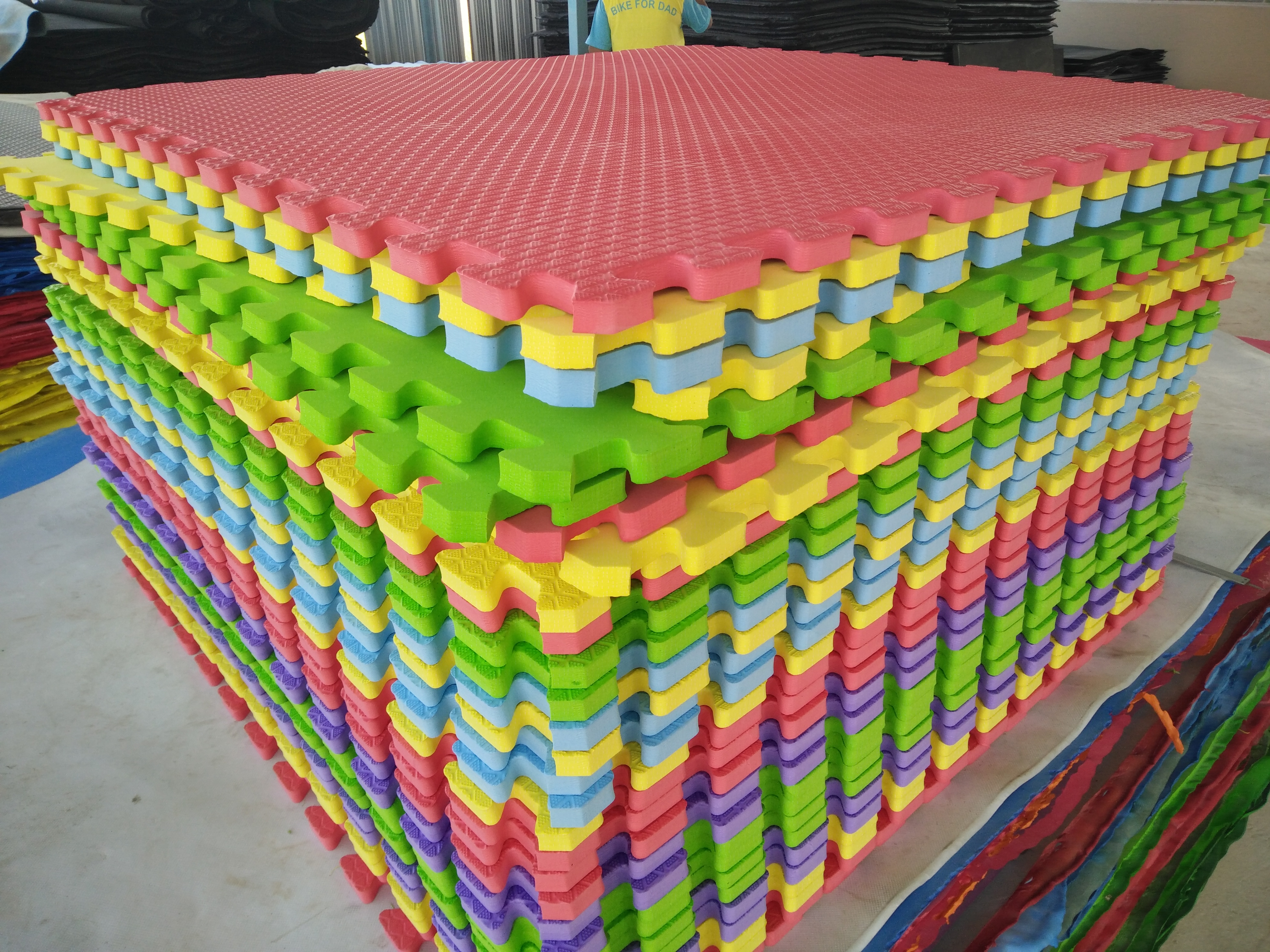 แผ่นยางปูพื้น แบบจิ๊กซอ ขนาด 1 x 1 เมตร หนา 20 มม.