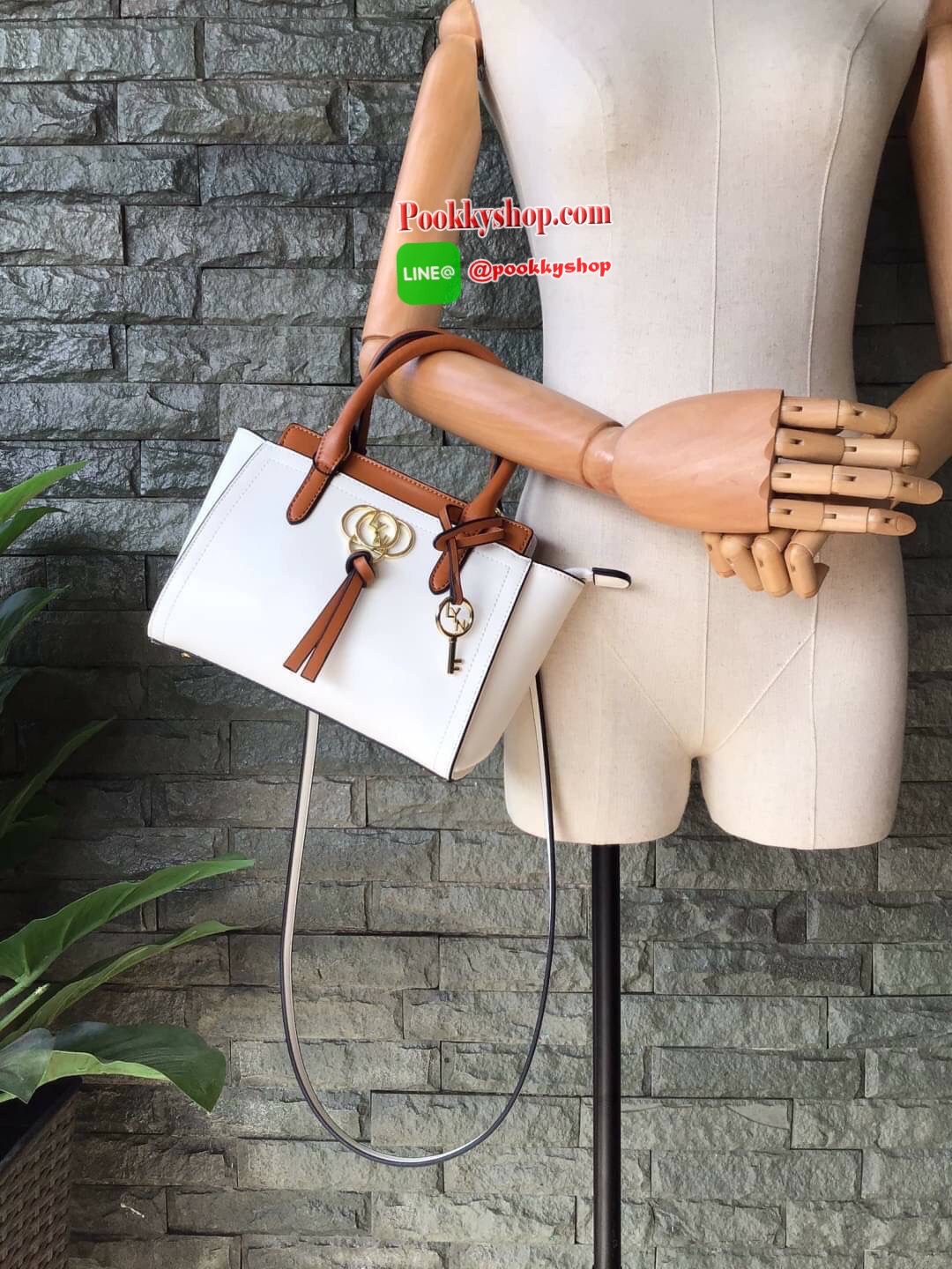 New Collection!!! LYN CROSSBODY BAG กระเป๋าสะพายไหล่ / กระเป๋าถือ ทรงปีกคอลเลคชั่นใหม่ สีทูโทน สวยโดดเด่น(!!)มาพร้อมกับรูปทรงดีไซน์สุดคลาสสิค ตกแต่งด้านหน้าห้อยพวงกุญแจ Lyn สุดเก๋ มาพร้อมกับสายสะพายยาวปรับระดับได้ เปิดปิดด้วยซิป ภายในโล่งกว้าง แยกเป็นสัดส