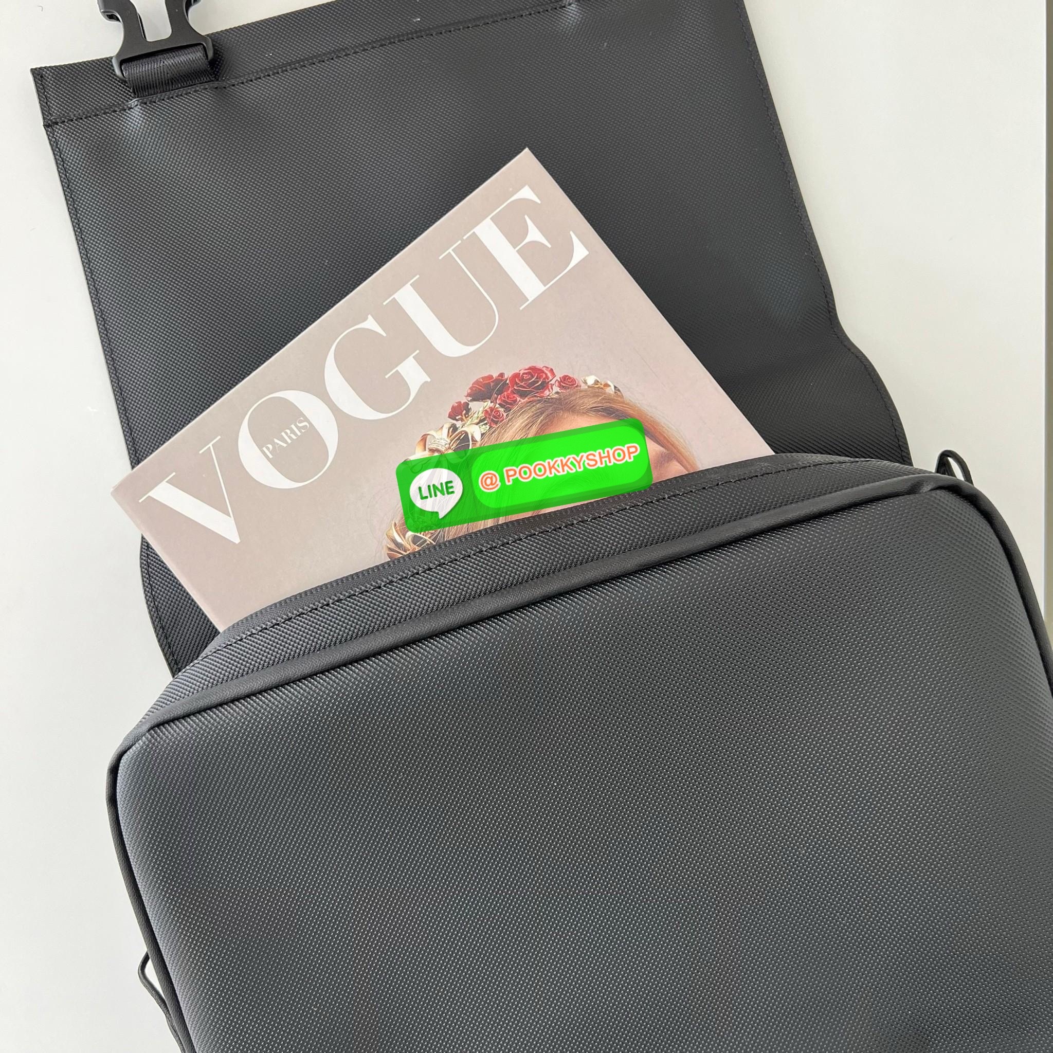 Men's L.12.12 Clipped Flap Adjustable Shoulder Strap Small Pouch วัสดุ PVC คุณภาพดีตามแบบฉบับแบรนด์ น้ำหนักเบา กันน้ำ ด้านหน้ามีโลโก้เหล็ก ฝาเปิดปิดด้วยคลิปล๊อค 2 ด้าน ช่องหลัก ด้านในมีช่องซิปพร้อมหัวซิปแบรนด์ ใส่กระเป๋าสตางค์ใบยาว ipad มือถือ ของจุก