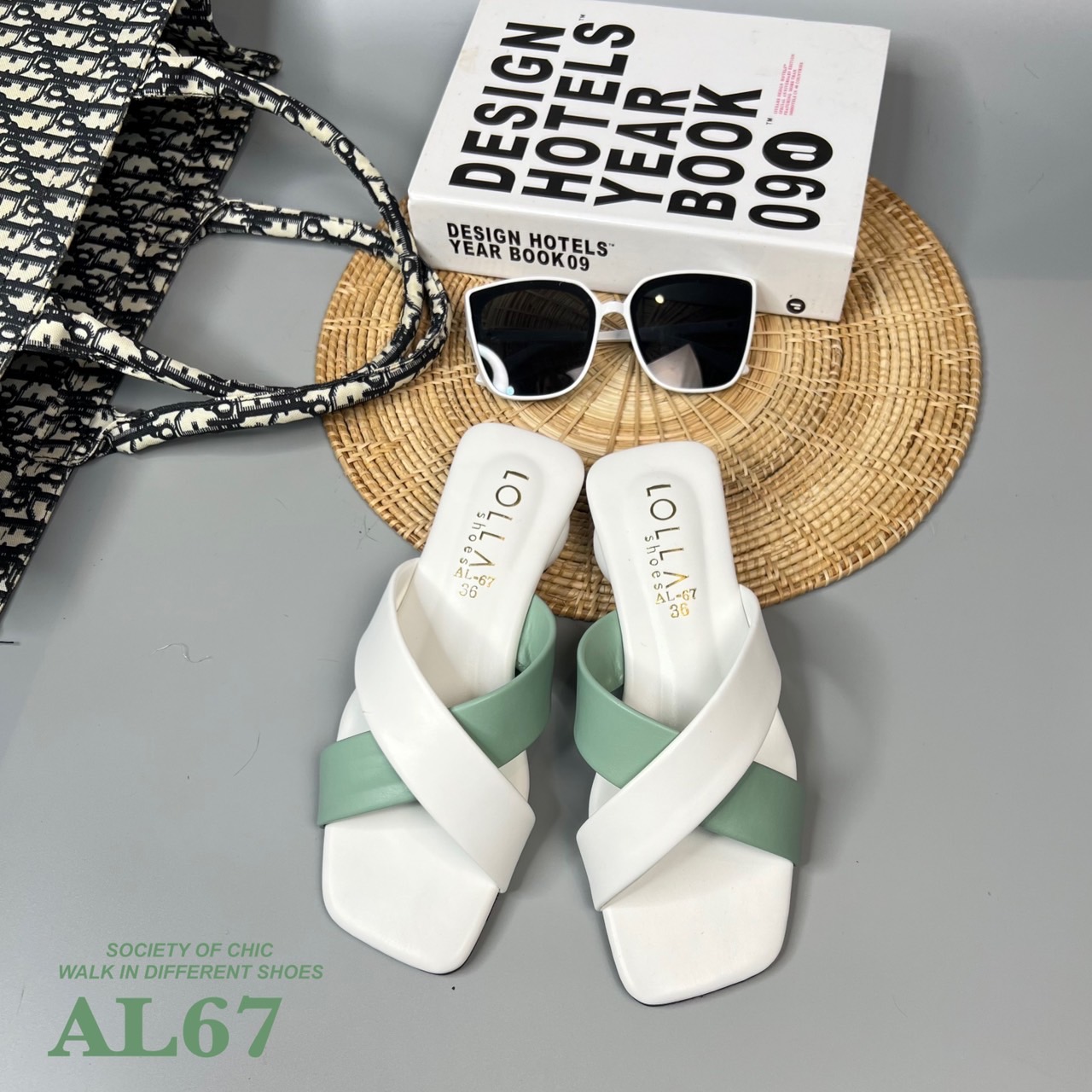 เน้นใส่สบายเดินทั้งวันแบบไม่เมื่อย ส้นมาการองสูงเพียง 1.5 นิ้ว หน้าสวมหนังนิ่ม แบบไขว้ แต่งสีทูโทน 5 สี เบาๆ ใสๆ ใส่ได้ทุกสีผิว