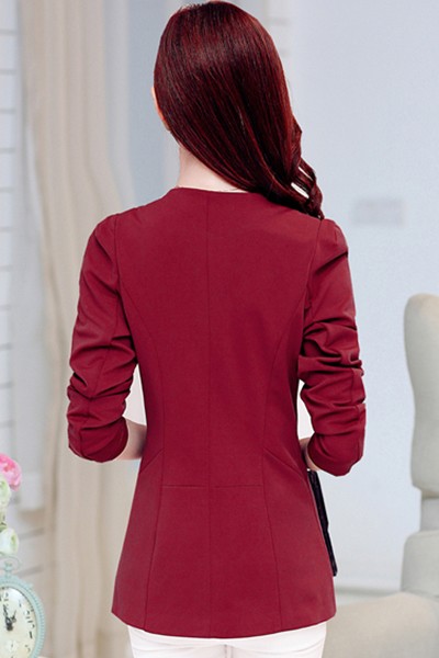 เสื้อผ้าแฟชั่นนำเข้า : เสื้อสูทแฟชั่น พร้อมส่ง สีแดง แขนยาว คอจีน ตัวยาวคลุมสะโพก ติดกระดุมเม็ดเดียวเก๋ เหมาะสำหรับใส่ทำงานได้ ไหล่เสริมฟองน้ำ ไม่มีซับใน แต่งกระเป๋าหลอก เนื้อผ้ามีความยืดหยุ่นได้ค่ะ