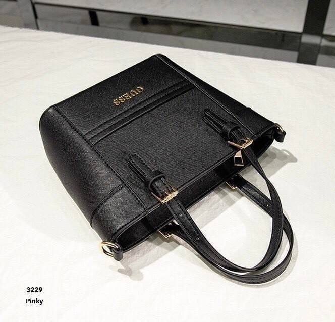 พร้อมส่ง กระเป๋าสะพายแบรนด์ GUESS 329งานนำเข้า สวยมาก หนังดี หนังมัน ดูใหม่ตลอดกาล ขนาดน่ารัก สายสะพายถอดได้ ปรับได้ จะสะพาย หรือคล้องแขนก็ดูมีสไตล์