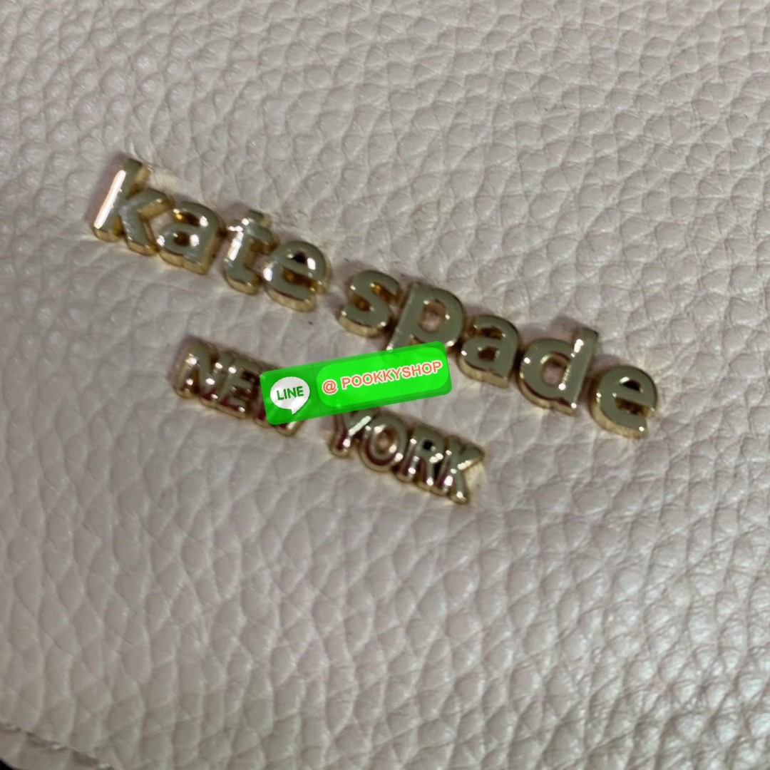 KATE SPADE NEW YORK Sinch Pebbled Leather Medium Flap Backpack กระเป๋าสะพายเป้หนังนิ่มลายหนังสวย ด้านหน้าตกแต่งด้วยชื่อแบรนด์ มีช่องซิปเล็กด้านข้างกระเป๋า 1 ช่อง ช่องใหญ่เปิด-ปิดด้วยตัวรูด ด้านในโล่งกว้างจุของได้เยอะมาก และมีช่องซิปใส่ของจุกจิกค่ะ