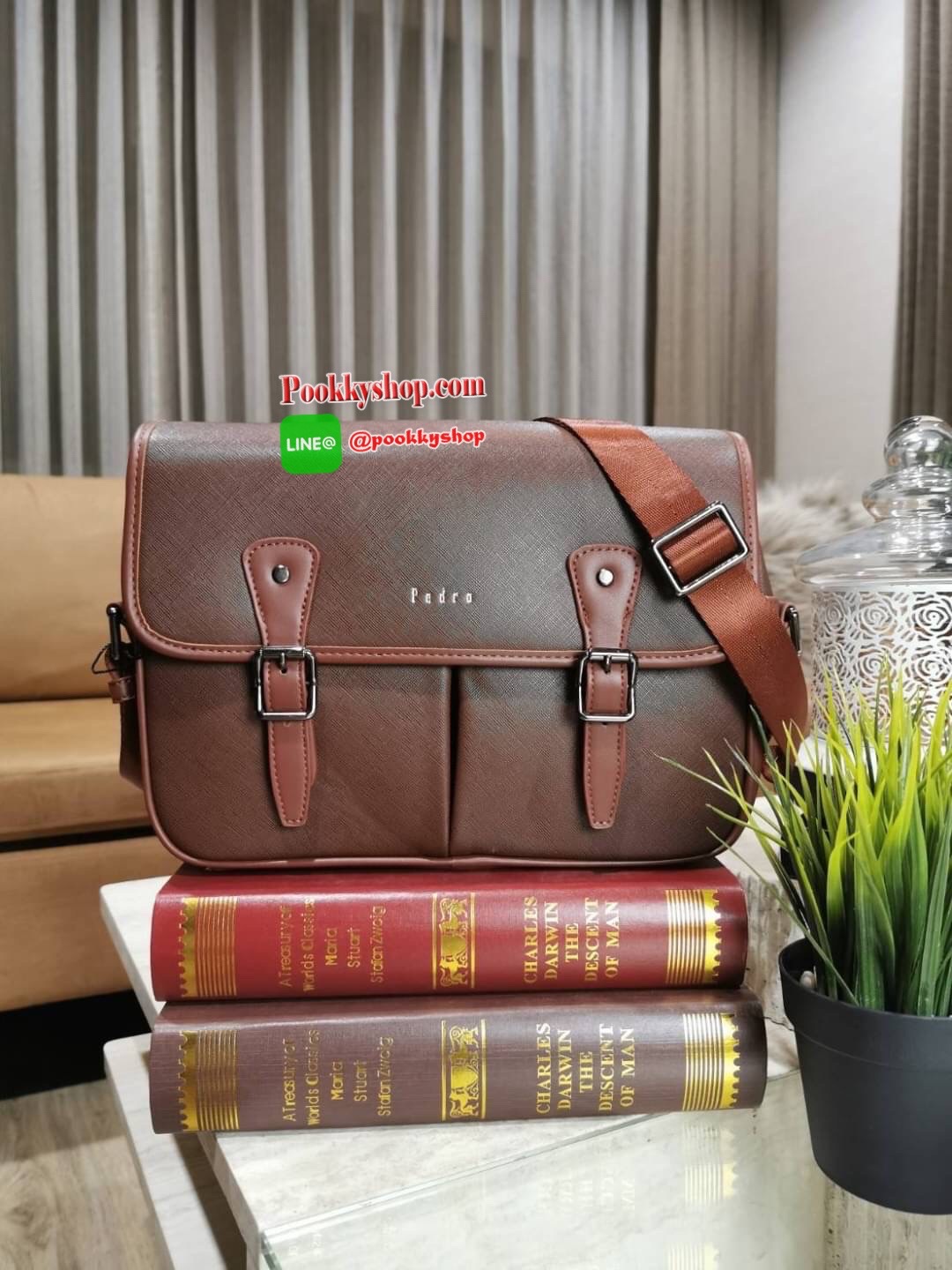 NEW ARRIVAL! PEDRO SAFFIANO MESSENGER BAG รุ่นใหม่ชนช็อปจาก Pedro แบรนด์ดังการันตรีคุณภาพด้วยเครือ Charles&Keith วัสดุหนัง Saffiano สวยหรูอยู่ทรงแข็งแรงไม่ย้วยเปิดปิดด้วยฝาปิดกระดุมแม่เหล็กพร้อมซิปด้านในสะดวกใช้ ด้านหน้าและด้านหลังยังมีช่องใส่ของ ขนาดกำลั