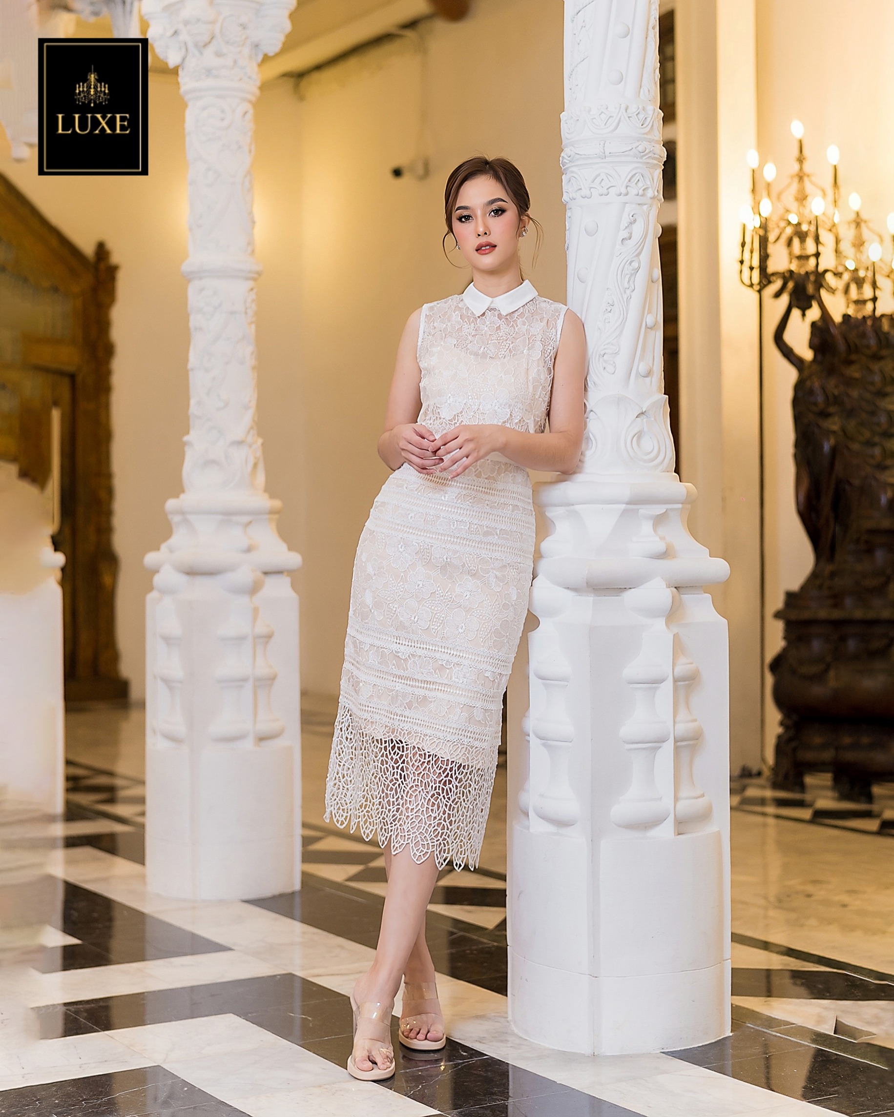 เดรสเสื้อแขนกุดแต่งคอปก กระโปรงทรงสอบ ทำจากผ้าลูกไม้โครเชต์