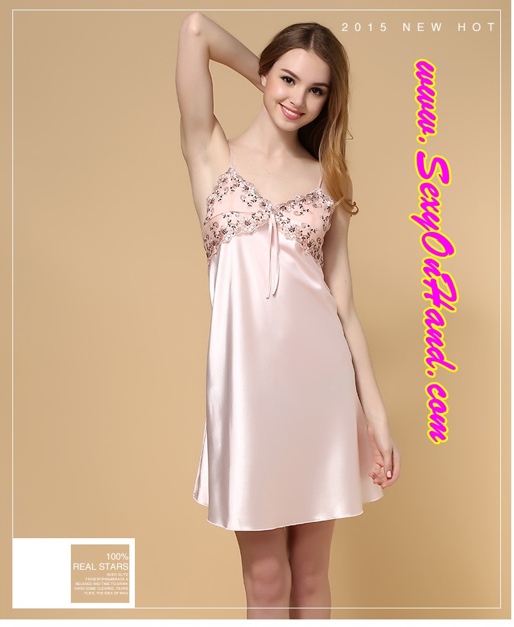 ชุดนอนผ้าไหม ชุดนอนคุณหนู สุดหรู ผ้าไหมสายเดี่ยว สีชมพูอ่อน แต่งลูกไม้ปัก ช่วงอก เนื้อผ้าสวยหรู งานเย็บเกรดพรีเมี่ยมคะ