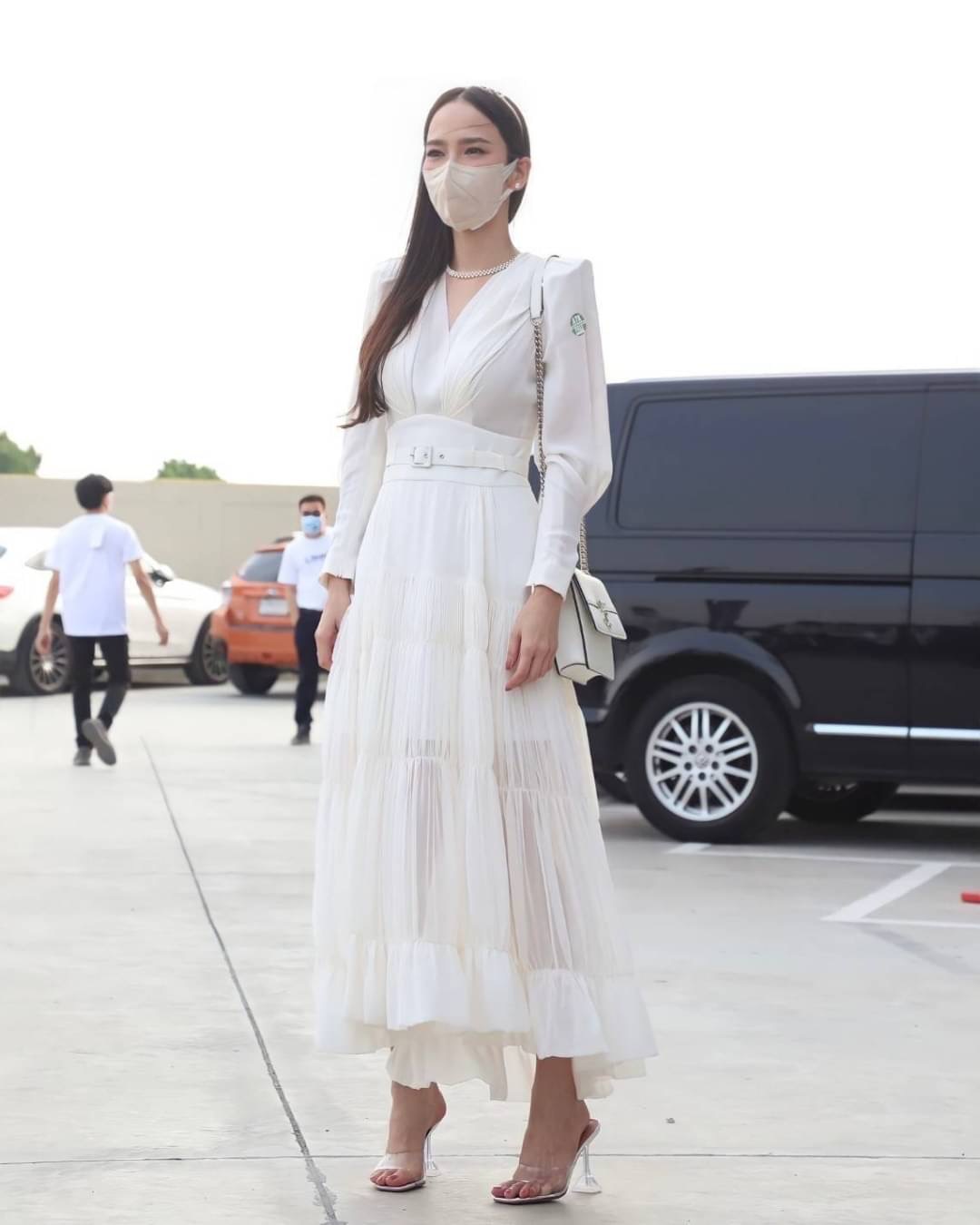 One&One Detail : แม็กซี่เดรสเนื้อผ้าชิฟฟอนช่วงกระโปรงตัดต่อแพทเทิร์นเป็นชั้นๆ ด้วยชิฟฟอนอัดพลีท ปลายแขนตกแต่งด้วยกระดุมปั้ม งานมีซับในซิปหลังพร้อมเข็มขัด ลุคนี้ใส่ทำบุญช่วงเข้าพรรษาสวยหวานแน่นอนค่า