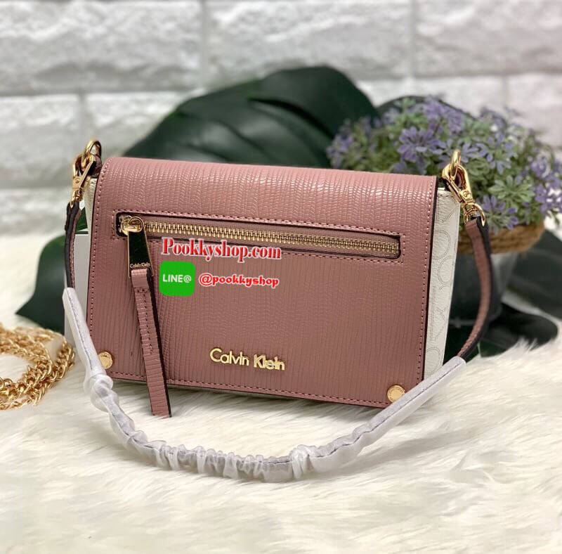 New arrival !! CALVIN KLEIN HANDBAG // SHOULDER BAG กระเป๋าถือ//คล้องไหล่//สะพายข้าง//หรือครอสบอดี้ร์ได้ค่ะ ดีไซด์สวย น่าใช้มากๆค่ะ วัสดุหนังผสมนิ่มมือค่ะ ด้านมีโลโก้แบรนด์ พร้อมช่องซิปใส่ของจุกจิก เปิดปิดกระเป๋าแบบกระดุมแม่เหล็ก ภายในแบ่งสามช่อง สามารถใส