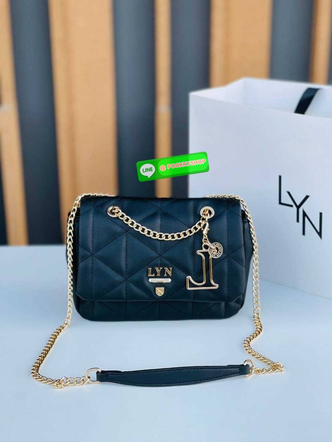 Lyn ลายตารางสุดฮิต หนังนิ่ม ตั้งอยู่ทรง ประดับพวงกุญแจรูปตัว L เปิดปิดด้วยกระดุมแม่เหล็ก สะดวกใช้