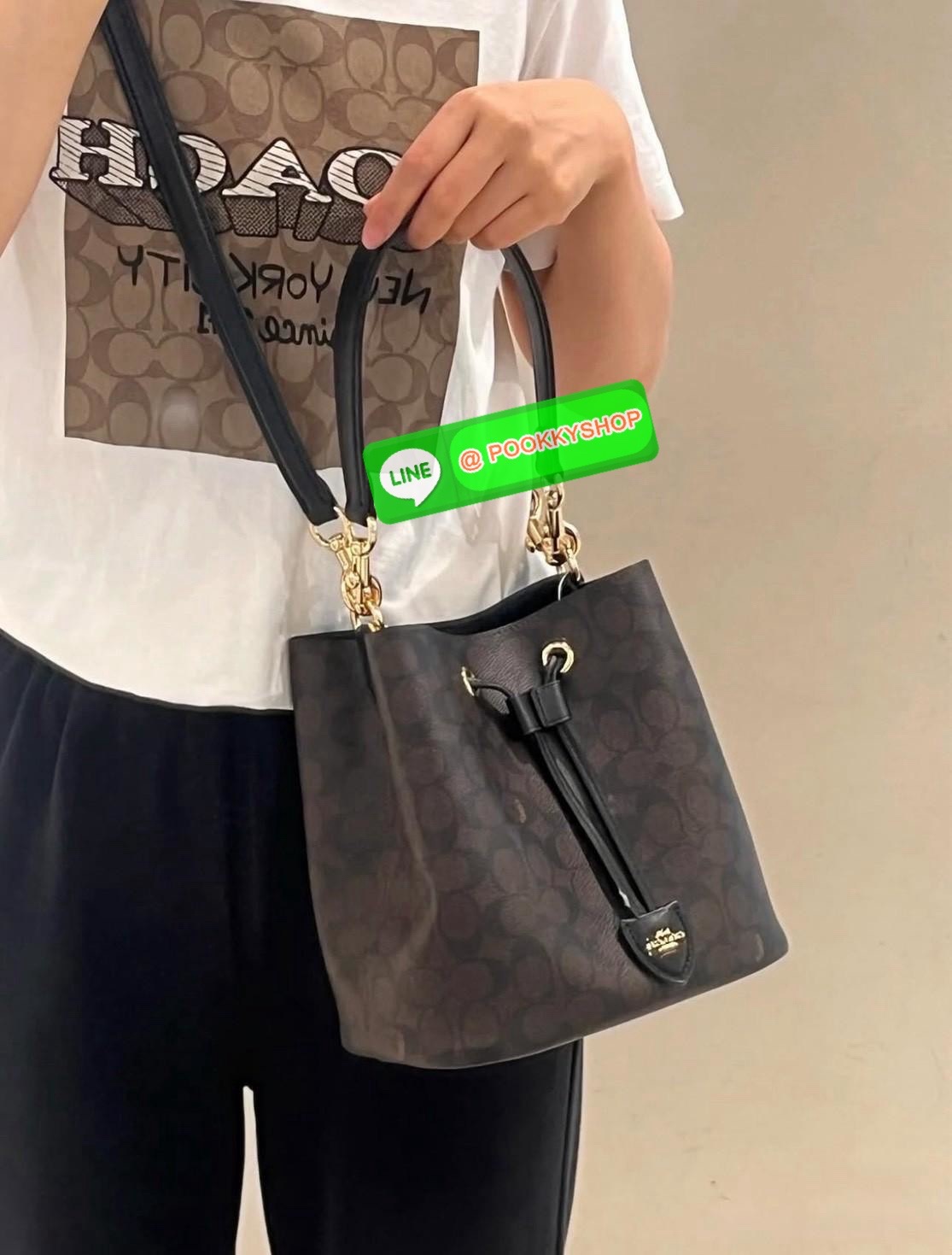 Coach Roan Bucket Bag Signature Canvas CBH07 กระเป๋าทรงบัคเก็ตใบเก๋ ดีไซน์คลาสสิก ลายซิกเนเจอร์สุดฮิต ใส่ได้ทุกโอกาส มาพร้อมสายสะพายปรับได้ ถอดได้ ใช้งานได้ทั้งสะพายไหล่ / crossbody / handheld