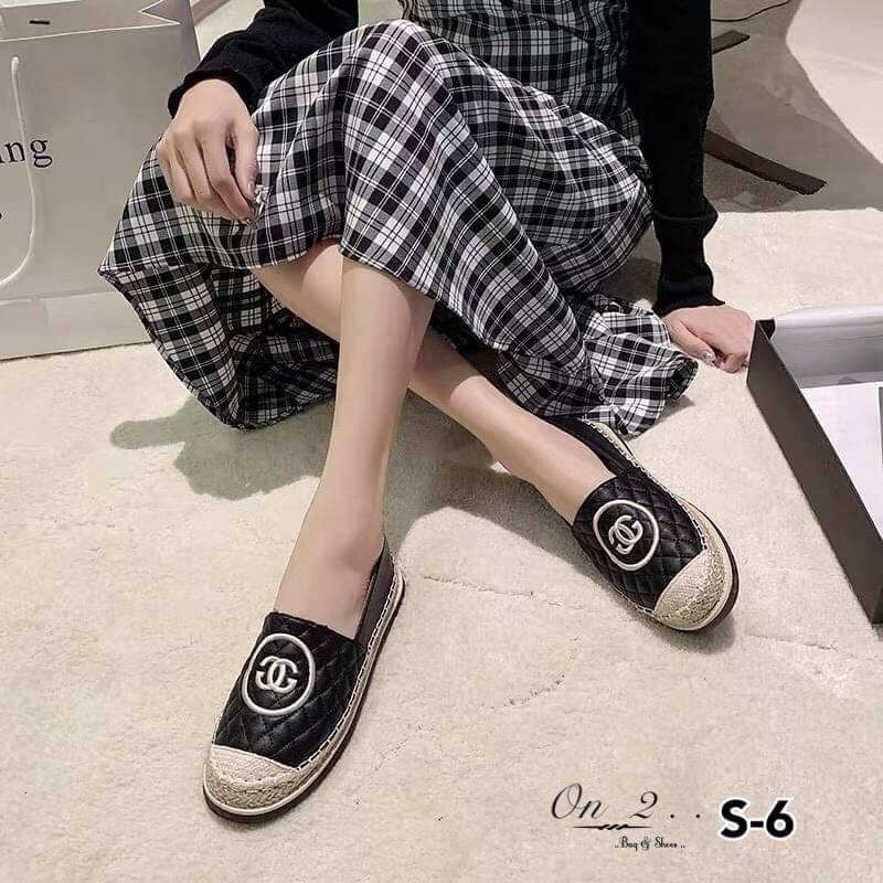เข้าแล้วค่า รองเท้าคัชชูทรง CC espadrilles สุดปัง หนังปัง CC ไขว้หนังเย็บบุลาย หัวตัดสี ขอบเป็นปอถัก ทรงสวยค่ะทรงนี้ฮิตตลอดใส่ได้เรื่อยๆแมทช์กับชุดง่ายพร้อมส่ง 2 สีค่ะ งานดีคัดเกรดงานกล่อง