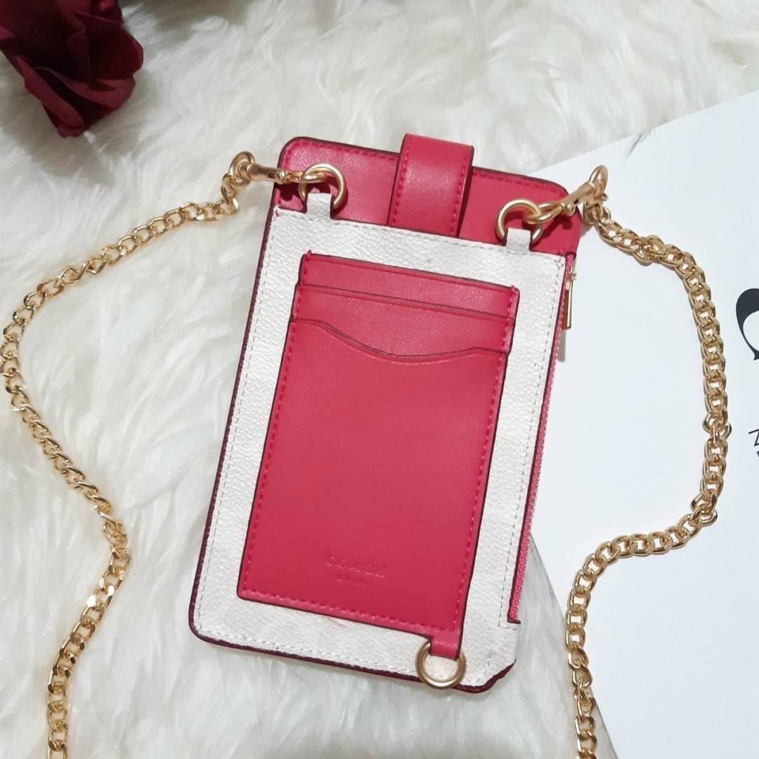 COACH 825 TURNLOCK CHAIN PHONE CROSSBODY IN BLOCKED SIGNATURE CANVAS ฮอตและปังกว่านี้ไม่มีแล้ว!! กระเป๋าเอนกประสงค์ สำหรับใส่โทรศัพท์ ใส่บัตรได้ มีช่องซิปแยกให้ด้วย ขนาดพกพาดีงาม!! 💕 ใส่โทรศัพท์ได้ทุกรุ่นน้า สายสะพายยาวประมาณ 23" (วัดจากไหล่)