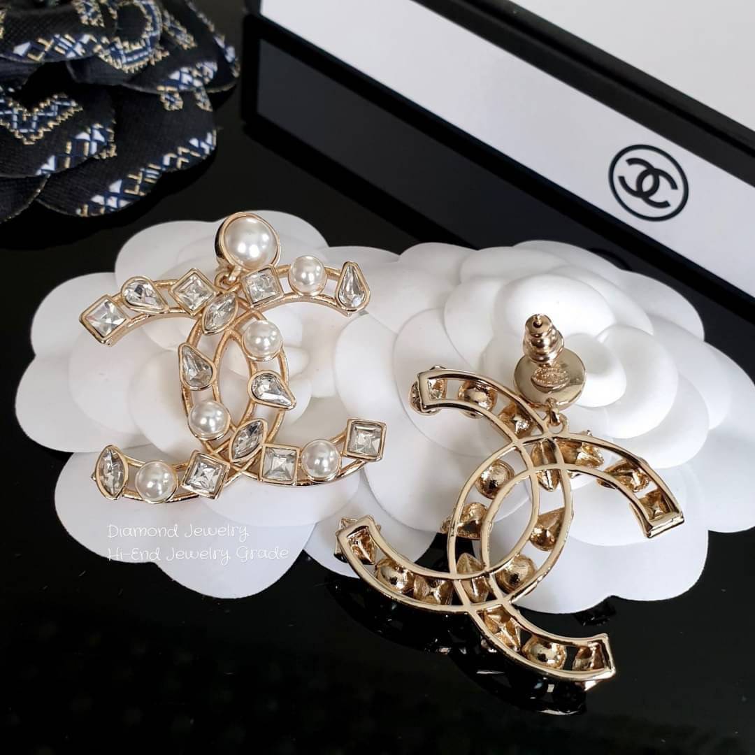 Super Hi-End Quality !!!! ((งาน 1:1 เหมือนในช็อปมากที่สุดในท้องตลาด)) Chanel Earring ต่างหูชาแนลงาน 1:1 เหมือนของแท้เป๊ะๆค่ะ รับรองงานสวยมากกกกก ดูหรู ดูผู้ดีสุดๆ งานดี มุกคุณภาพดีมากๆมากๆคะรับประกันความพอใจเลยค่ะ ตัวเรือนสีทองเฉดอ่อน ไฮโซมากค่ะ คอนเฟิม !