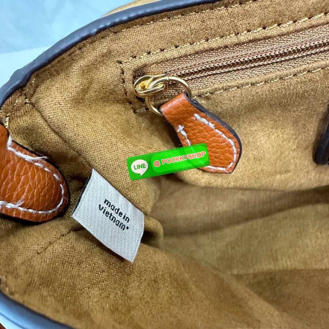 COACH MILLIE SHUOLDER BAG (COACH CE639) กระเป๋าคล้องไหล่และสะพายข้าง วันดุแคนวาส+หนังแท้ เปิด-ปิดกระเป๋าแบบหมุนล็อค ภายในใส่กระเป๋าเงินใบยาว ของจำเป็นอื่นๆได้ มีช่องซิปให้ใส่ของจุกจิก ด้านหลังกระเป๋ามีช่องซิปอีก1ช่อง สายถอดได้ทั้ง2สาย