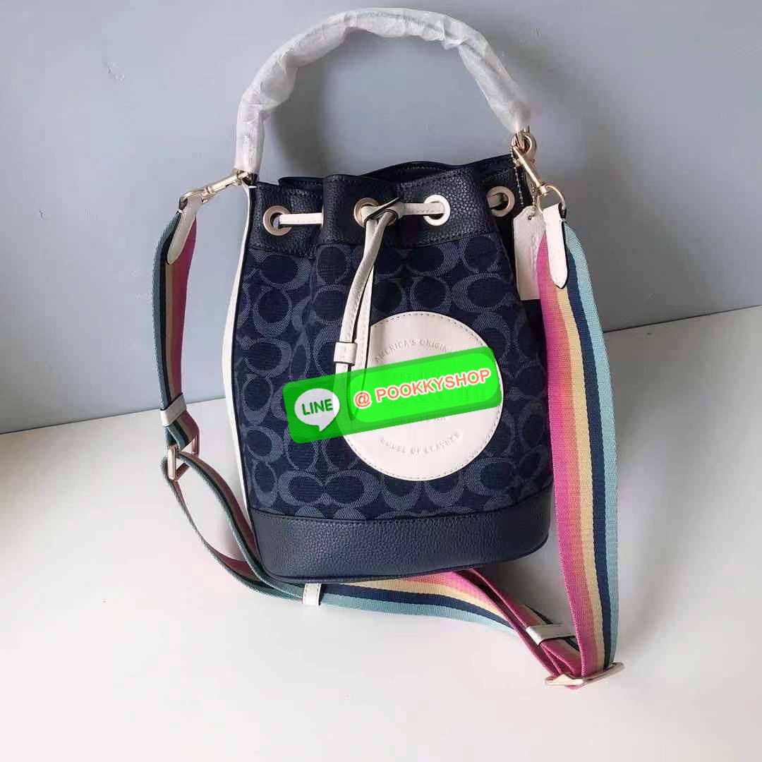New arrival! 🌈น้องใหม่ล่าสุด สวยหรู ดูดีมากๆค่ะ! COACH DEMPSEY DRAWSTRING BUCKET BAG ((C4100//C4102)) พร้อมส่งที่ไทยค่ะ! กระเป๋าทรงขนมจีบ หนังแท้นิ่มสวยมากๆค่ะ จุดเด่นด้านหน้าปั้มโลโก้แบรนด์ ปากกระเป๋าแบบหูรูดใช้งานง่าย ภายในสามารถใส่ของจำเป็นในชี