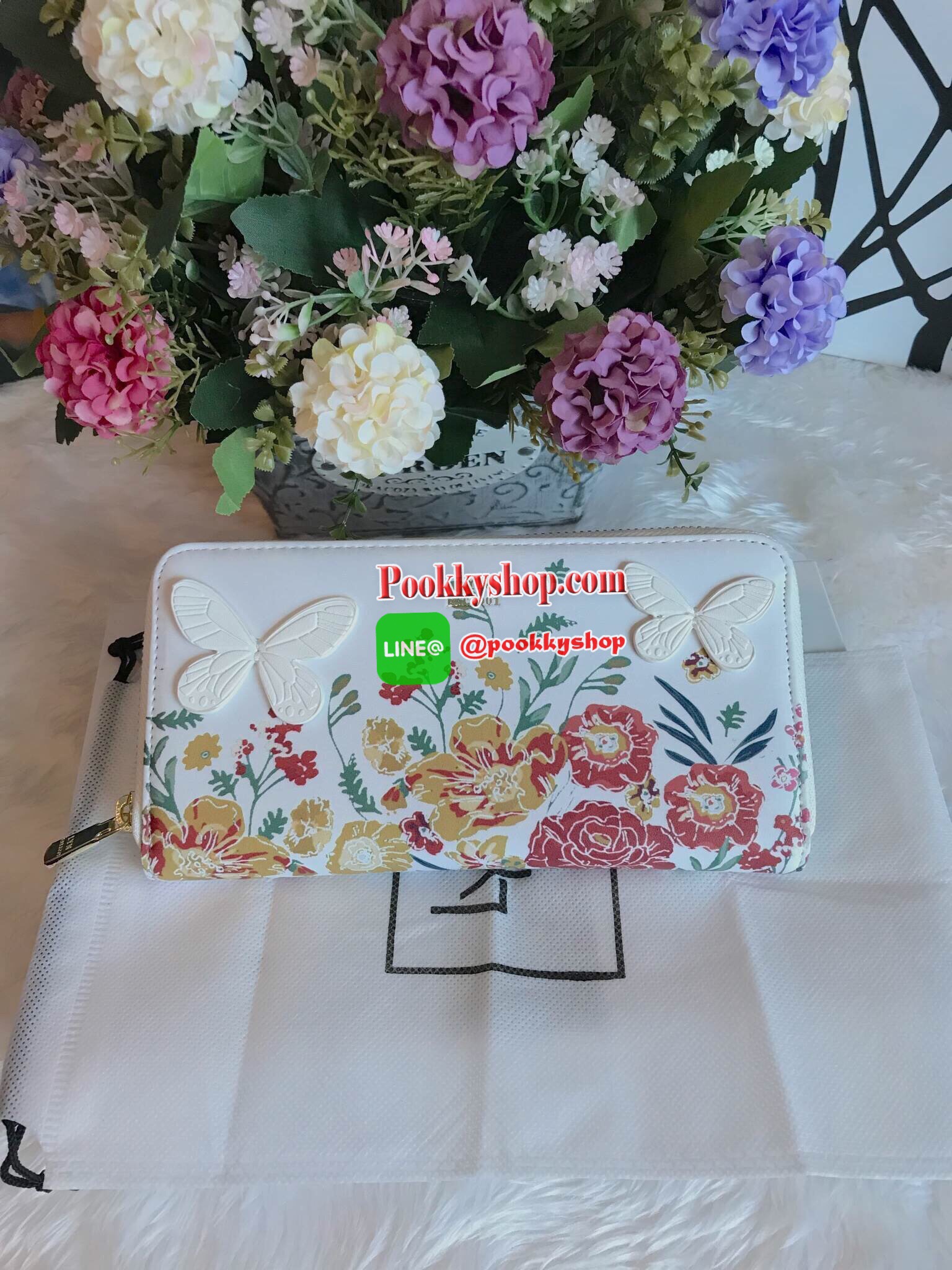 New arrival!! กระเป๋าเงินจาก LYN ชนช็อป แท้เอ้าเลท กระเป๋าเงินใบยาวซิปรอบ ด้านหน้าสกรีนลายดอกไม้และมีผีเสื้อนูนแต่ง สวยน่ารักน่าใช้สุดๆ ด้านหน้าแต่งโลโก้แบรนด์สีทอง อะไหล่สีทองเพิ่มความหรู หัวซิปปั๊มแบรนด์ ด้านในมีช่องซิปใส่เหรียญและช่องธนบัตร จุบัตร 12 ช