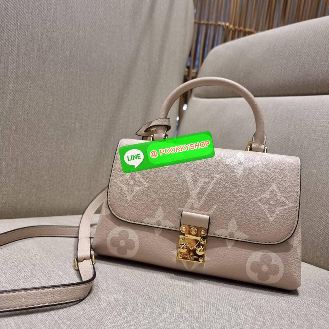 LV MADELEINE BAG ใหม่ล่าสุด อีกหนึ่งรุ่นคลาสสิคหายาก จากเคาน์เตอร์ dutyfree ที่สาวๆรอคอย กระเป๋าถือ/สะพายข้าง ดีไซน์เรียบง่าย แต่เต็มไปด้วยดีเทลความหรู วัสดุหนังวัวปั๊มลายเอกลักษณ์ เปิด‐ปิดด้วยอะไหล่กดล็อคสีทองหรู และมีพวงหนังห้อยพิเศษแถมมาให้ด้วย ภายในแบ