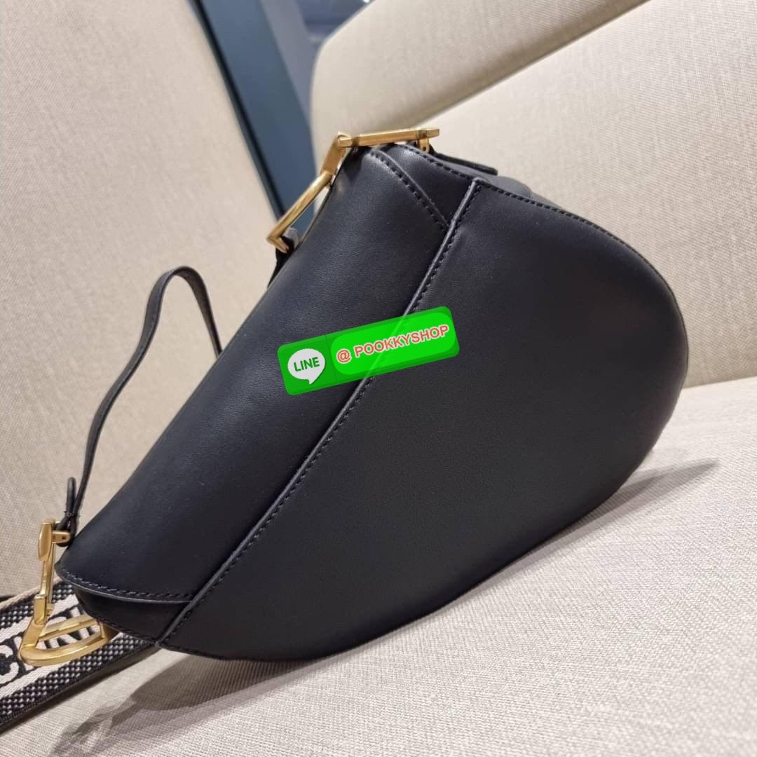 CD SADDLE BAG CALFSKIN กระเป๋าสะพายข้างพรีเมี่ยมกิ๊ฟ ทรงสวยไม่ซ้ำใคร กิมมิคในตัว ดูแพง ไซส์ใหญ่ ดีไซน์ย้อนยุค เป็นเอกลักษณ์สวยทุกแบบ เปิด-ปิดด้วยกระดุมแม่เหล็กซ่อน ใช้งานง่ายมากๆ ภายในเป็นช่องโล่ง มีช่องซิป วัสดุหนังลูกวัวฟอกสี ใส่ของสำคัญได้เลย หมดห่วง ม