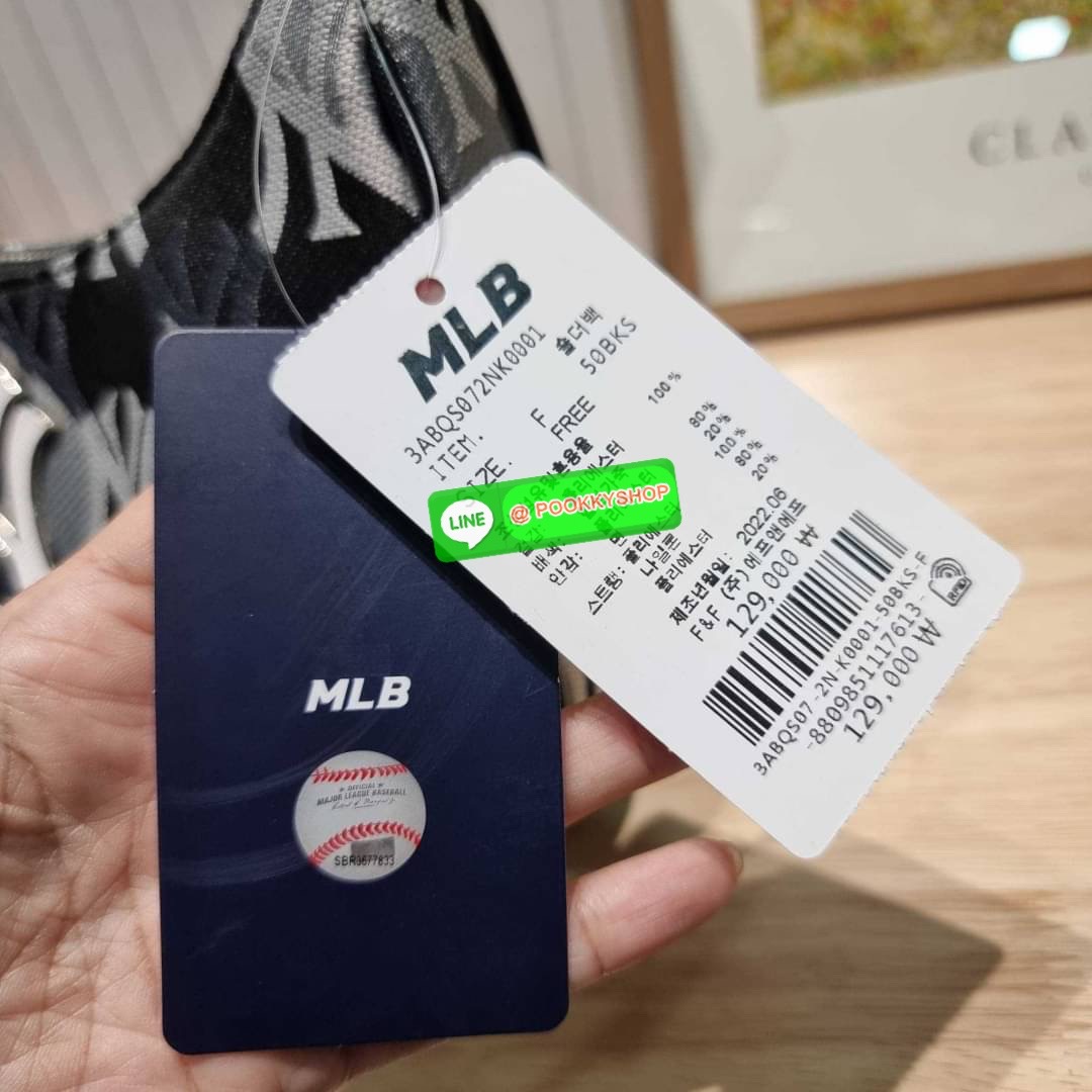 MLB MONOGRAM HOBO BAG สวยไม่ซ้ำ ใหม่ก่อนใคร กับแบรนด์จากเกาหลีเกาใจ น้องใหม่มาแรง!! กับกระเป๋าทรงพอช ที่ใช้งานได้ง่ายมากๆ ขนาดกำลังดี ดีไซน์ลวดลายโมโนแกรมเอกลักษณ์ ลงบนผ้า jacquard ได้อย่างลงตัวและสวยงาม มาพร้อมสายคล้องในตัว และสายครอสแบบสปอร์ต ทนทาน จึงส