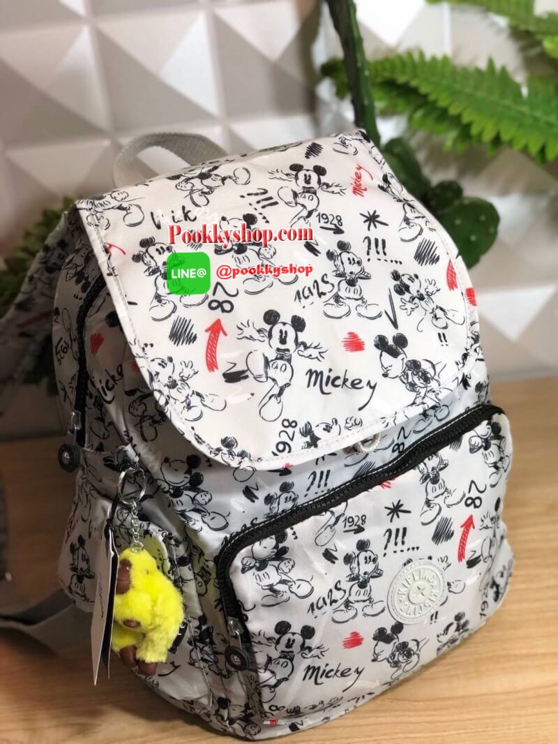 Kipling City Pack seoul go Medium Backpack Kipling Mickey Mouse collection มาพร้อมดีไซน์ทันสมัย สนุกสนาน ใช้งานได้อย่างคล่องตัว ด้วยสีและลายสุดคลาสสิก โดดเด่นด้วยพื้นที่ภายในและช่องต่างๆ ที่ให้คุณจัดเก็บของสำคัญได้ครบถ้วน