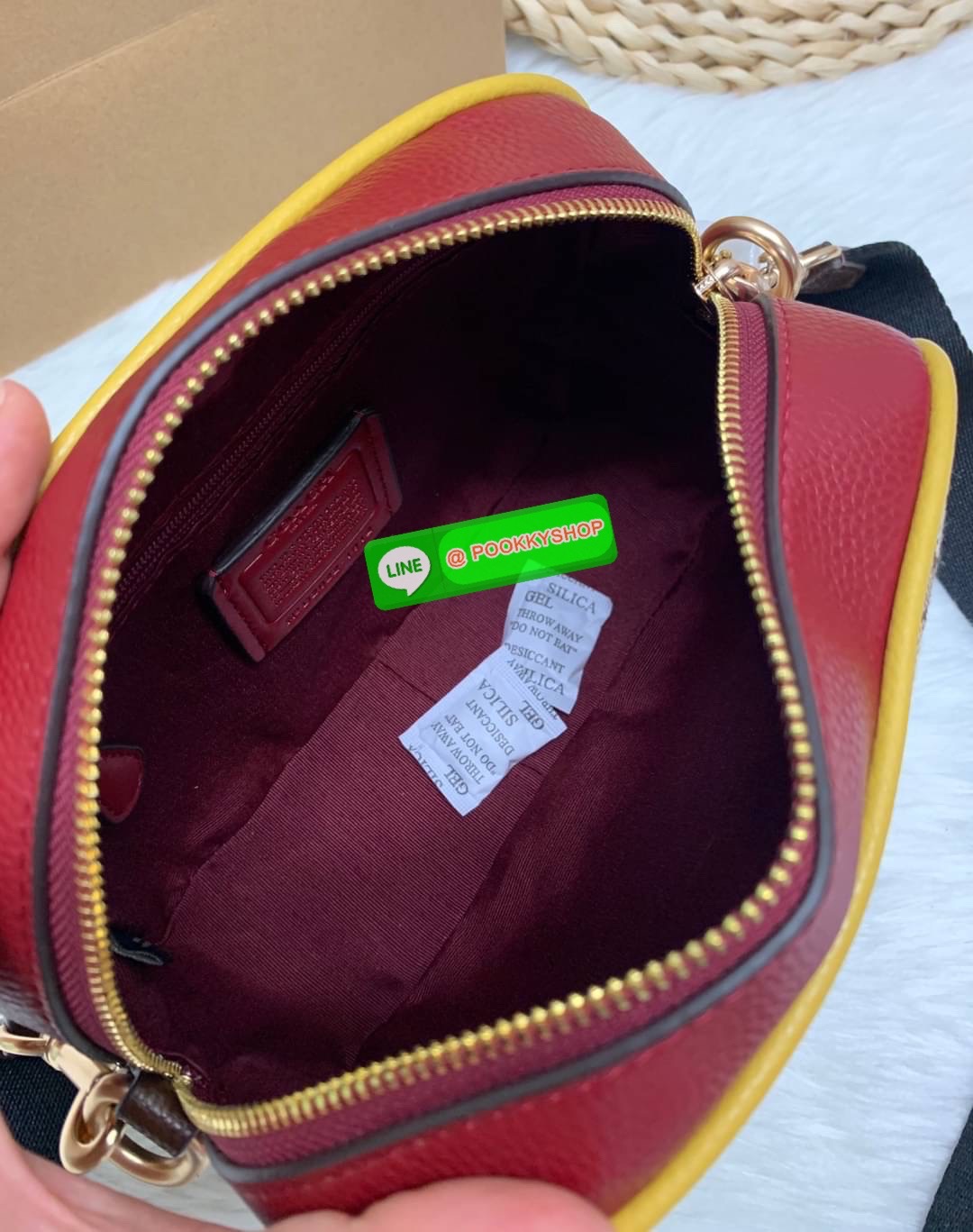 New arrival! 🌈รุ่นใหม่ห้ามพลาดค่ะ! Coach Dempsey Camera Bag In Signature Jacquard With Stripe And Coach Patch ((1912)) พร้อมส่งที่ไทย! กระเป๋าสะพายครอสบอดี้ร์กรือสะพายข้างได้ วัสดุJacquard+หนังแท้ สวยงามมากๆค่ะ ด้านหน้ามีป้ายวงกลมหนังโลโก้แบรนด์ เ