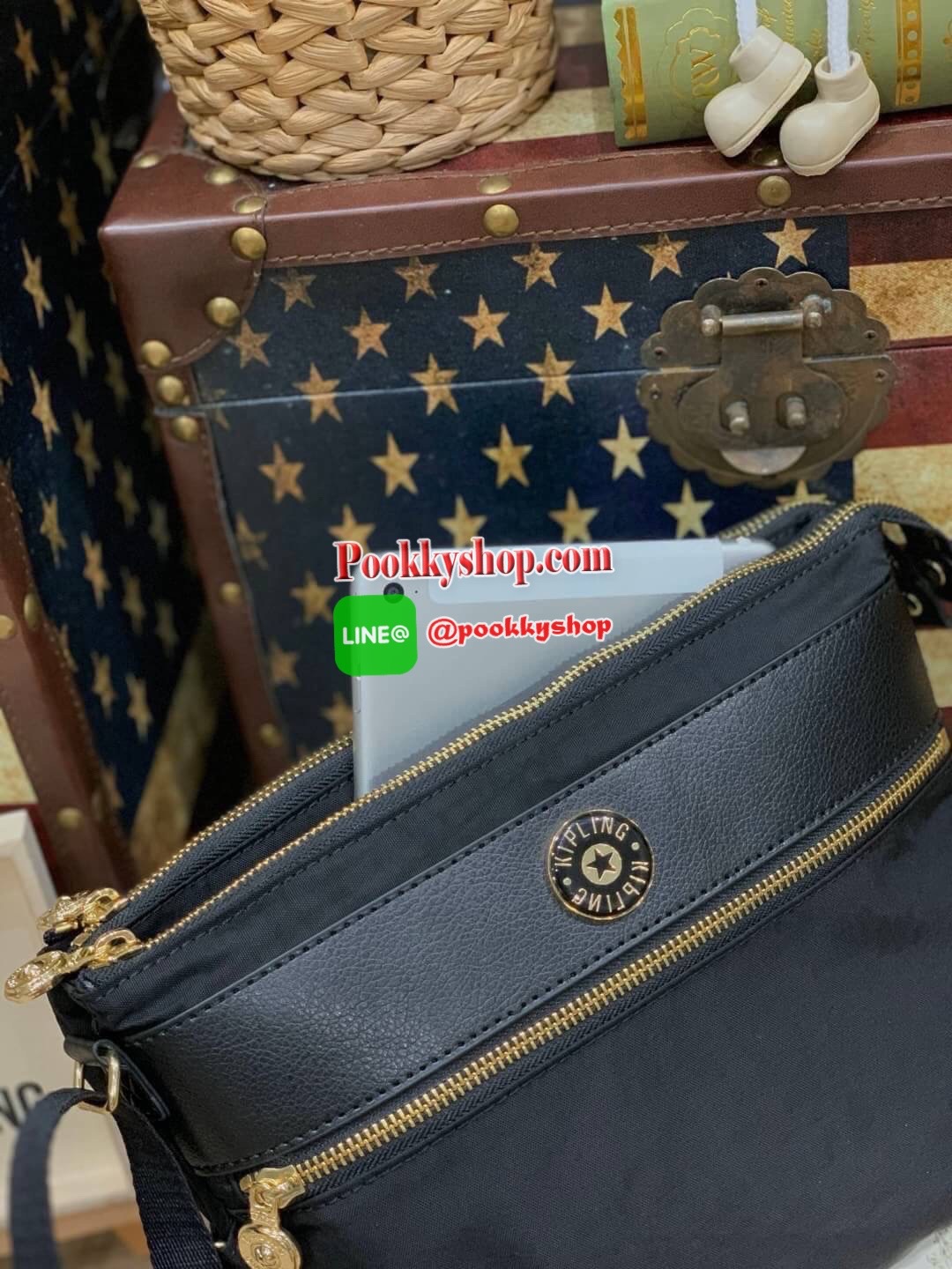 New arrival!! Kipling Kichirou BW combo Collection เปิดตัวคอลเลคชั่นใหม่จาก kipling ที่มีรุ่นและสไตล์แตกต่างกันออกไปแล้วแต่ไลฟ์สไตล์ของแต่ละบุคคล เป็นคอลเลคชั่นวัสดุpolymide100%สีดำล้วน ตัดเข้ากับอะไหล่และโลโก้ที่เป็นสีทองที่ดูแมทช์กัน ตัวโลโก้รองด้วยพื้น