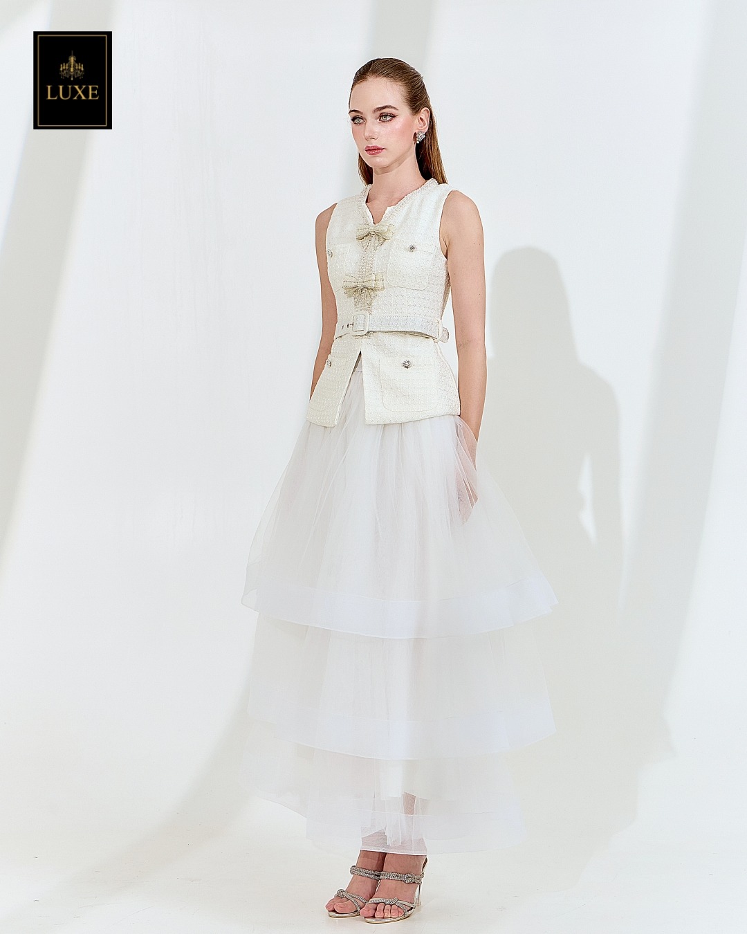 เสื้อแฟชั่น เสื้อแขนกุด ทรงเข้ารูป ชายเสื้อยาวปิดสะโพก มาพร้อมเข็มขัดผ้าในตัว