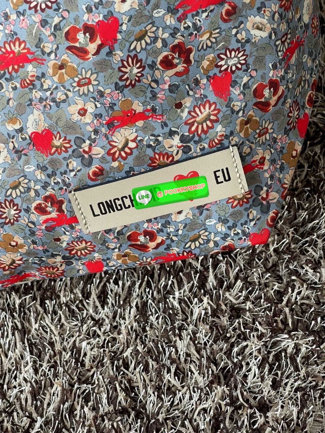Longchamp x EU Le Pliage tote bag L คอลเลกชันพิเศษจาก Longchamp ที่น่ารักสุดๆ สำหรับซัมเมอร์นี้ กระเป๋ารูปทรงคลาสสิกที่มาในลวดลายและสีที่ออกแบบมาพิเศษ ยังคงความเป็น Le Pliage กระเป๋าสะพายไหล่ทรงTote ใส่ของได้จุอย่างเหลือเชื่อ ยังมีซิปปิดเพิ่มความปลอดภัย น