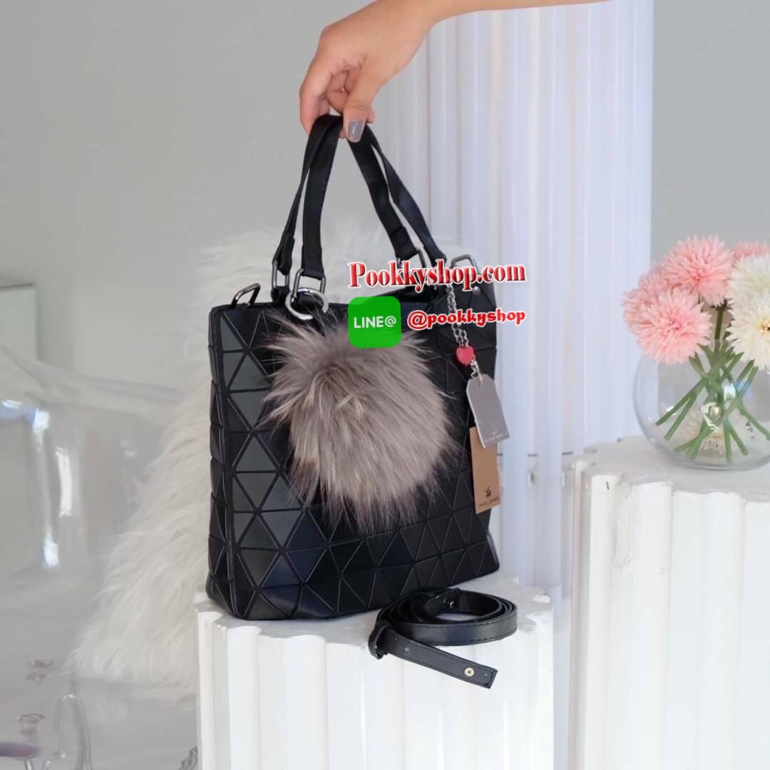 รุ่นขายดี ลาย Limited edition หายาก 👍ปรับทรงได้ 2 แบบ น่ารักมาก สวยที่สุด มาพร้อม พวงกุญแจปอมๆ เข้า set เลิศคะ กระเป๋า จากแบรนด์ David Jones กระเป๋าสะพายข้างดีไซน์เกร๋มาก สีสวยหรูมาก ขนาดกะลังดีเลย น้ำหนังเบามากคะ ภายในมีช่องเก็บของจุกจิกได้ มีถุง