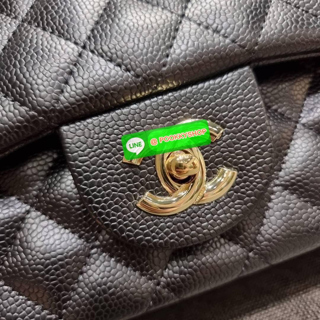 RESTOCK!! HOT ITEM!! Chanel premium for gift กระเป๋าสะพายหนังสังเคราะห์ลายคาร์เวีย อะไหล่พร้อมโซ่สะพายสีทอง ตัดกับกระเป๋าได้อย่างลงตัวและโดดเด่น เปิด-ปิดกระเป๋าด้วยตัวบิดล็อค ภายในกระเป๋ามีฝาปิดอีก 1 ชั้น บุหนังสีแดงโลโก้เด่น คม ชัด!! มีช่องโล่งกว้างจุของ