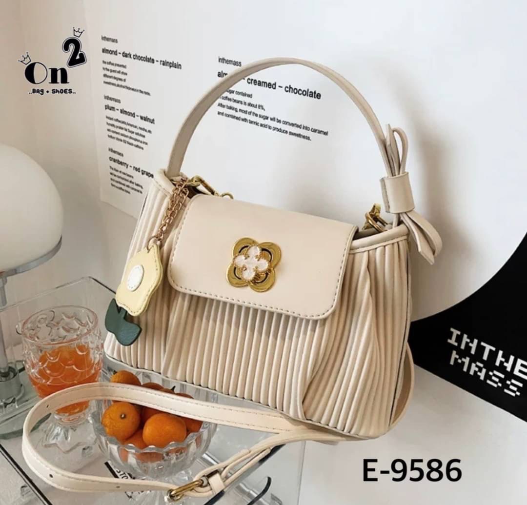 กระเป๋าสไตล์เกาหลีมาใหม่ หนังพลีทเล็กเย็บจีบด้านหน้า อะไหล่เปิดปิดรูปดอกไม้ มาพร้อมพวงกุญแจ+สายสะพายยาว